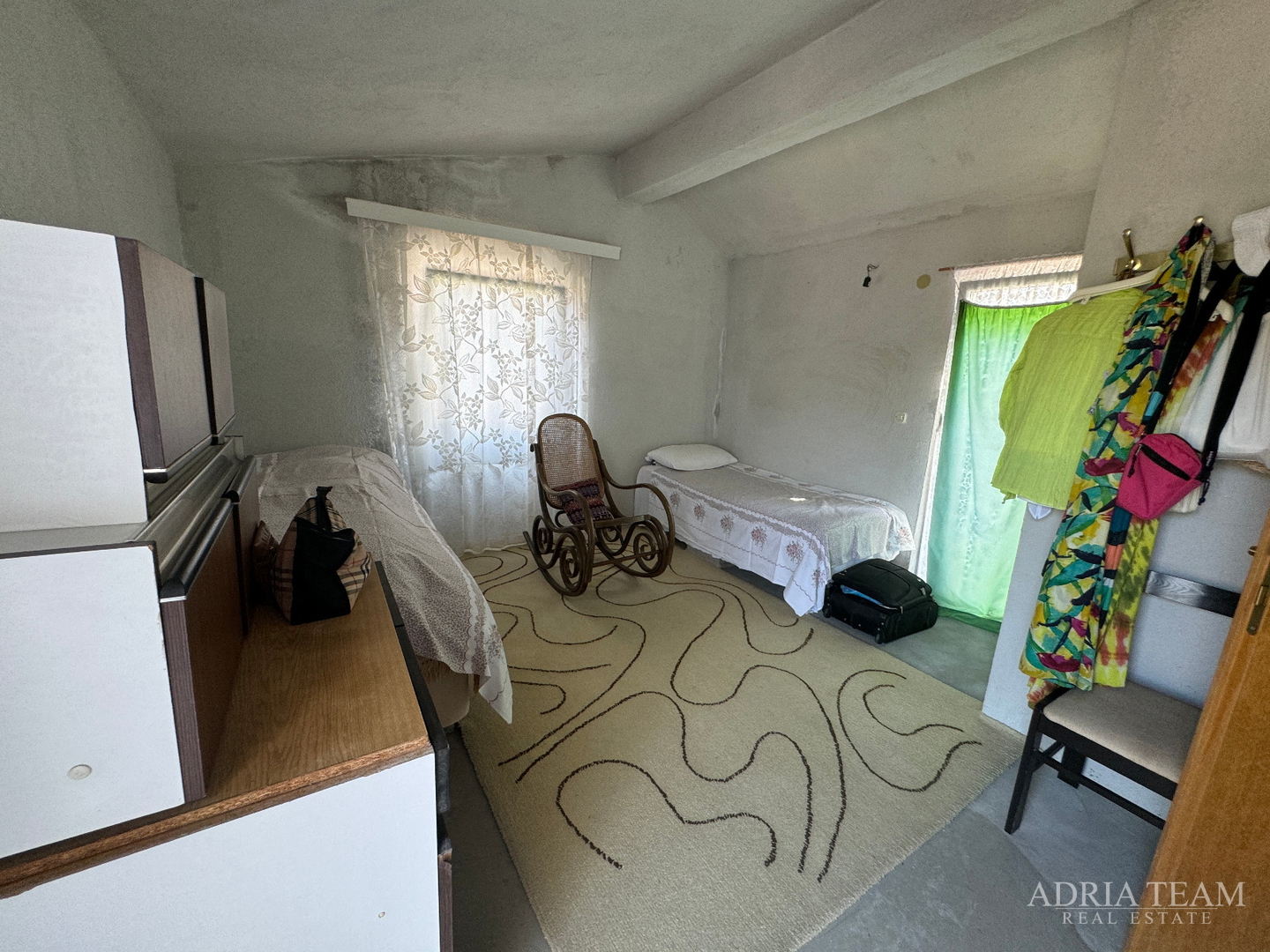 PRILIKA! KUĆA S POMOĆNIM OBJEKTOM (SPREMIŠTE + LJETNA KUHINJA) - STOMORSKA, ŠOLTA