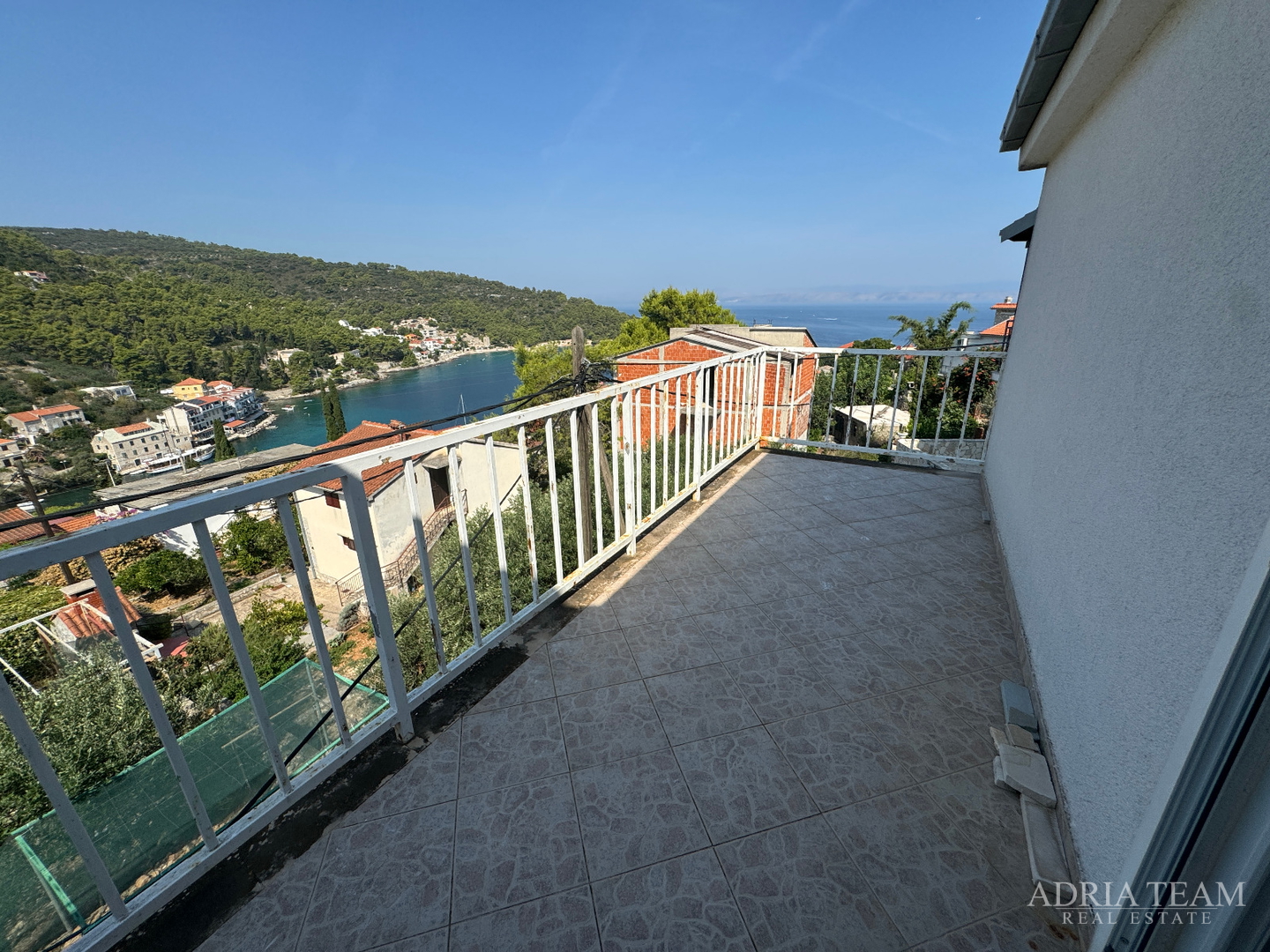 PRILIKA! KUĆA S POMOĆNIM OBJEKTOM (SPREMIŠTE + LJETNA KUHINJA) - STOMORSKA, ŠOLTA