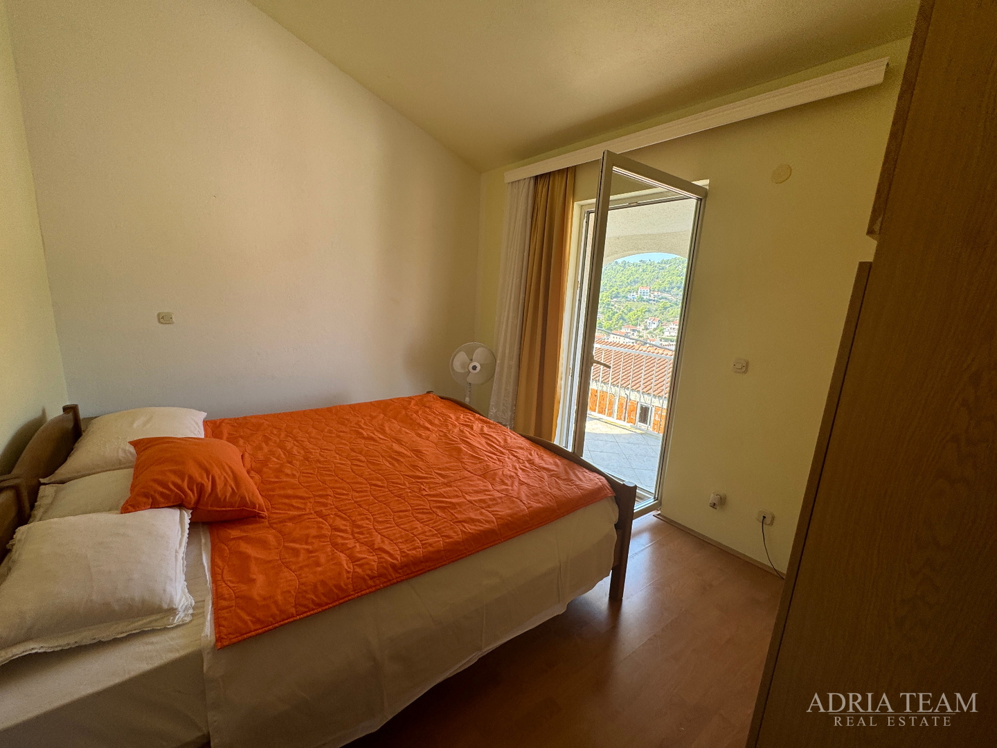 PRILIKA! KUĆA S POMOĆNIM OBJEKTOM (SPREMIŠTE + LJETNA KUHINJA) - STOMORSKA, ŠOLTA