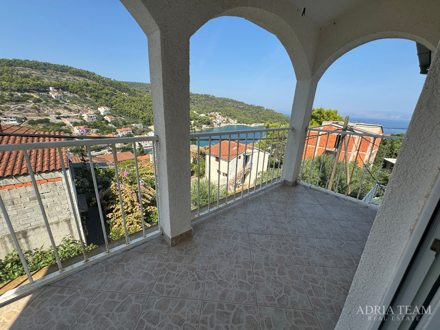 PRILIKA! KUĆA S POMOĆNIM OBJEKTOM (SPREMIŠTE + LJETNA KUHINJA) - STOMORSKA, ŠOLTA