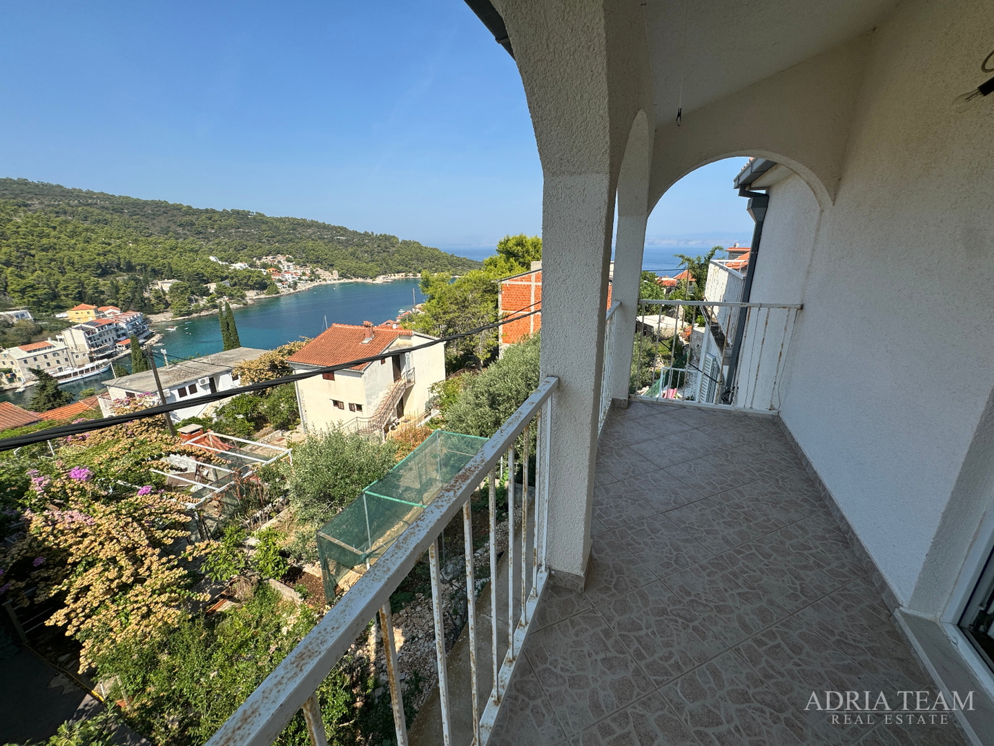 PRILIKA! KUĆA S POMOĆNIM OBJEKTOM (SPREMIŠTE + LJETNA KUHINJA) - STOMORSKA, ŠOLTA