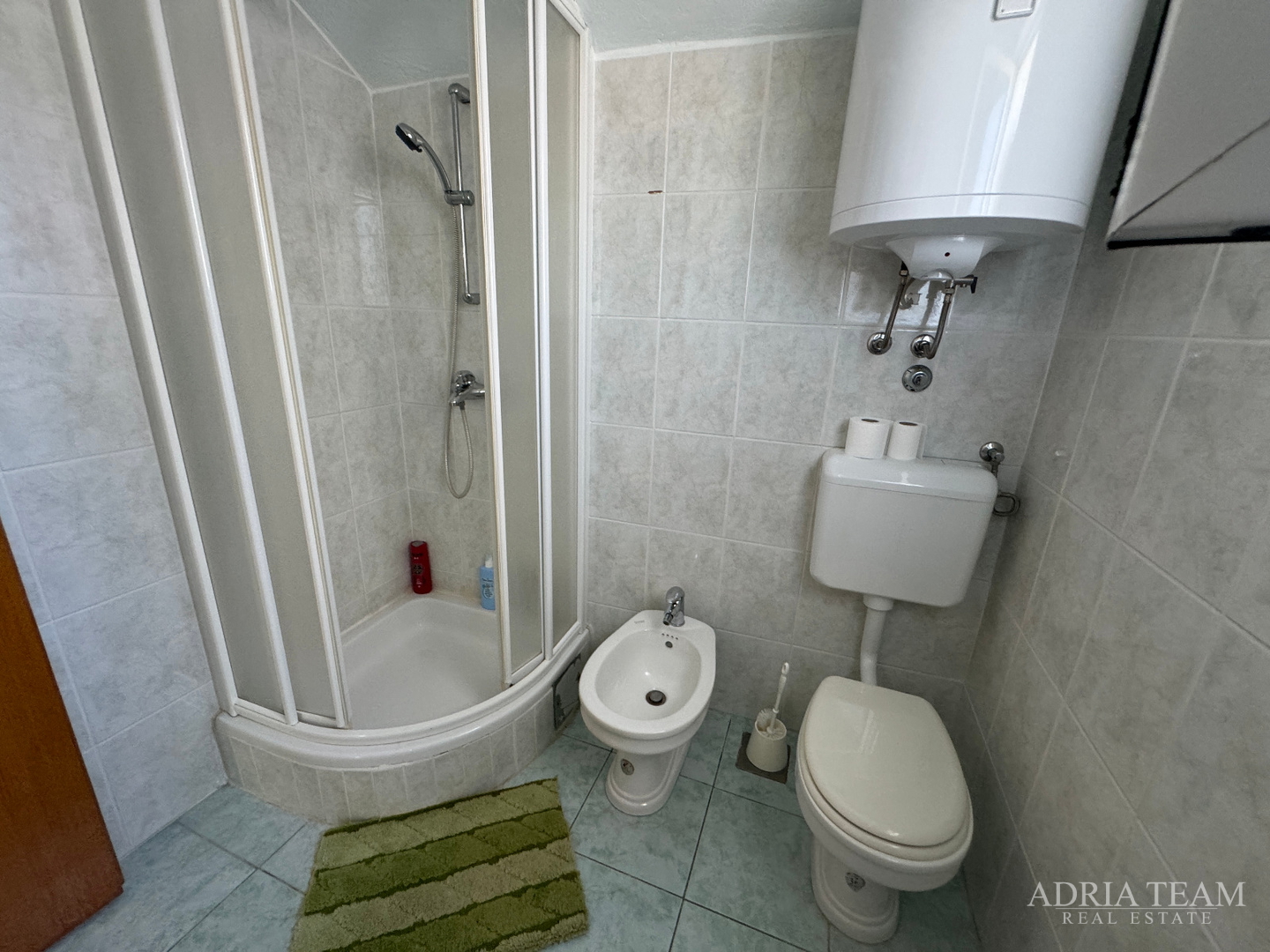 PRILIKA! KUĆA S POMOĆNIM OBJEKTOM (SPREMIŠTE + LJETNA KUHINJA) - STOMORSKA, ŠOLTA