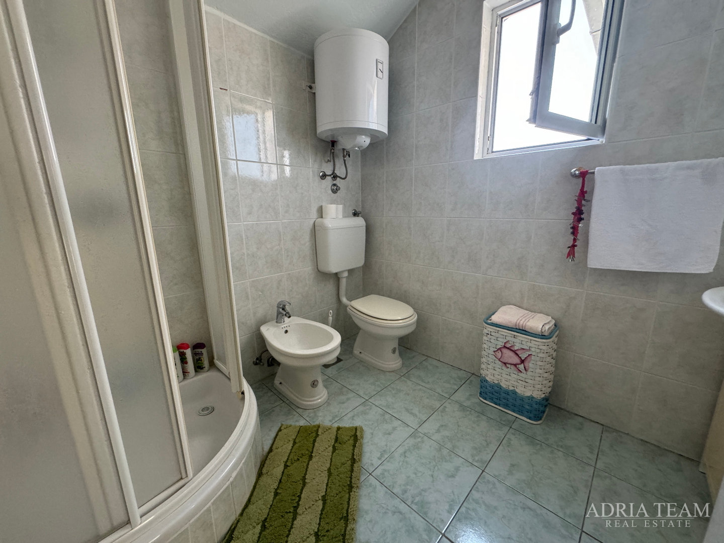 PRILIKA! KUĆA S POMOĆNIM OBJEKTOM (SPREMIŠTE + LJETNA KUHINJA) - STOMORSKA, ŠOLTA