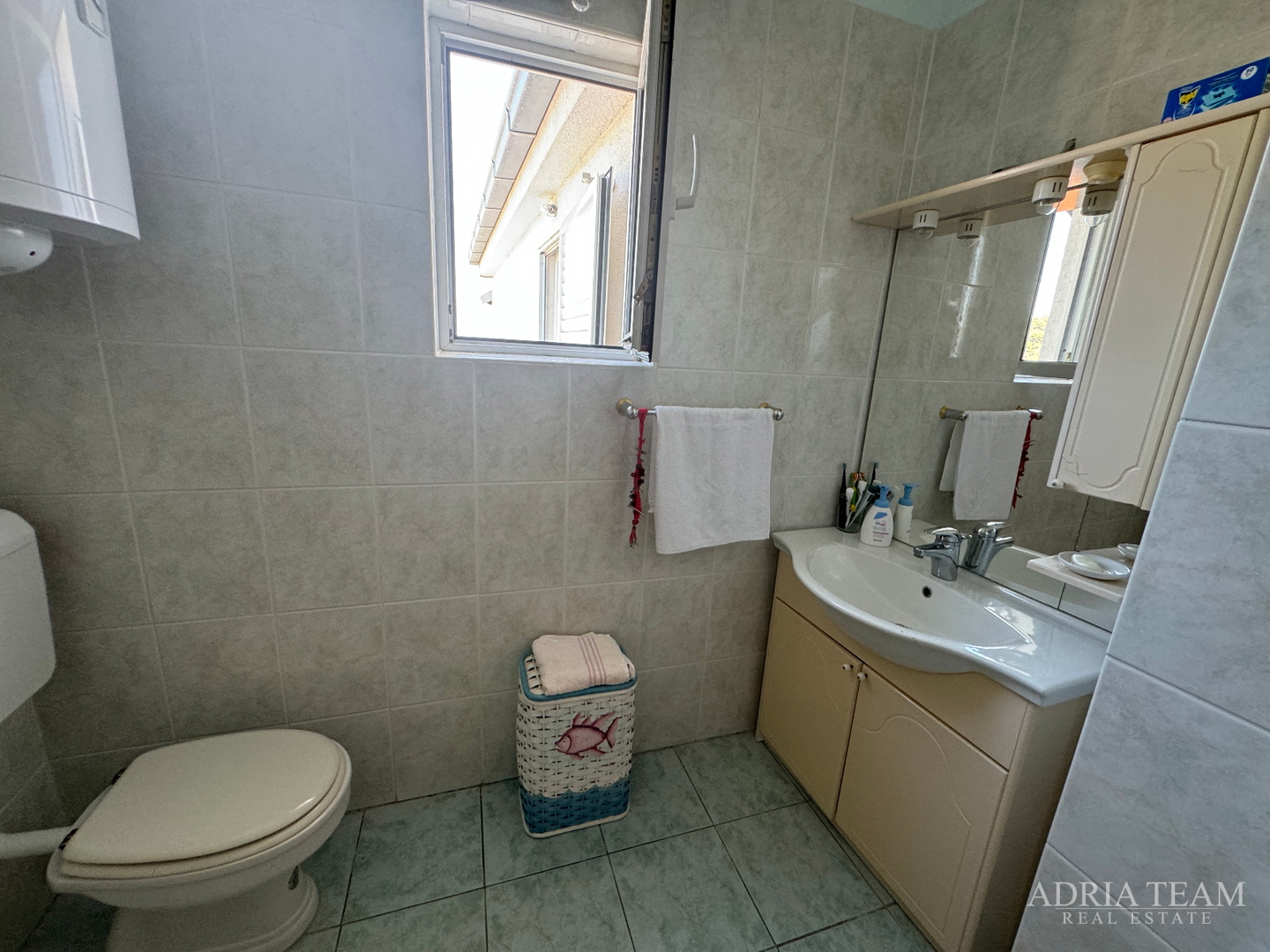 PRILIKA! KUĆA S POMOĆNIM OBJEKTOM (SPREMIŠTE + LJETNA KUHINJA) - STOMORSKA, ŠOLTA