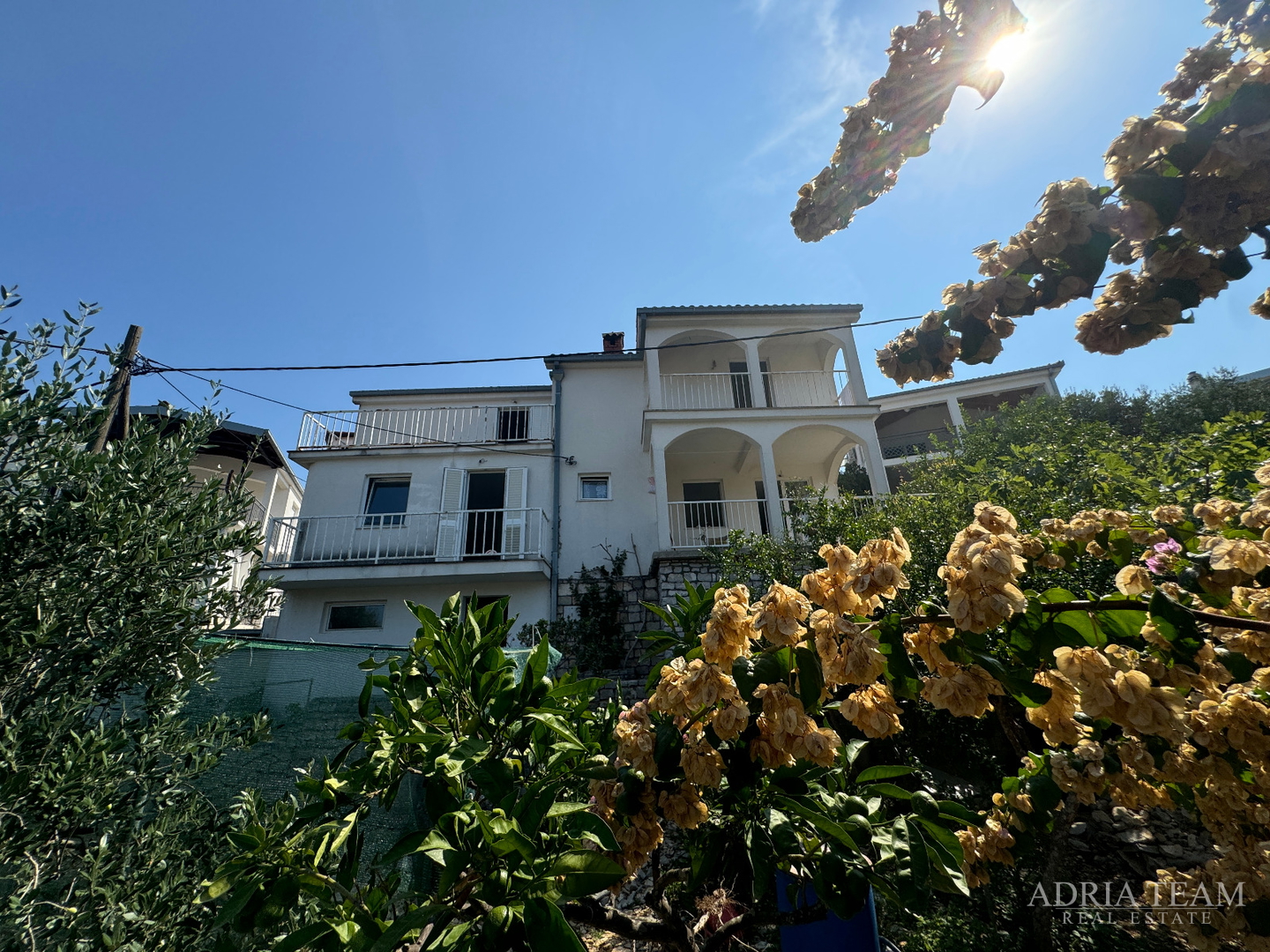 PRILIKA! KUĆA S POMOĆNIM OBJEKTOM (SPREMIŠTE + LJETNA KUHINJA) - STOMORSKA, ŠOLTA