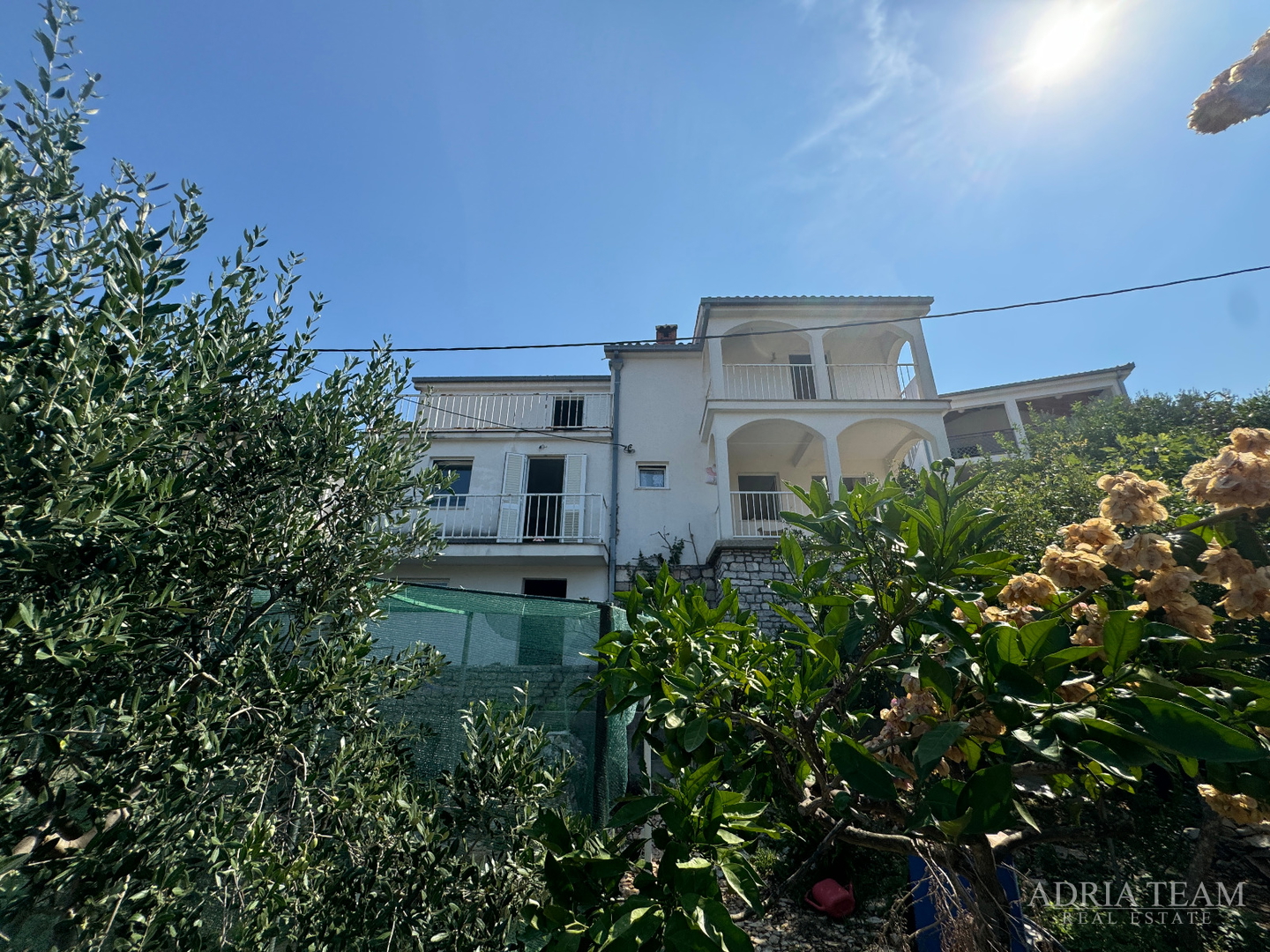 PRILIKA! KUĆA S POMOĆNIM OBJEKTOM (SPREMIŠTE + LJETNA KUHINJA) - STOMORSKA, ŠOLTA