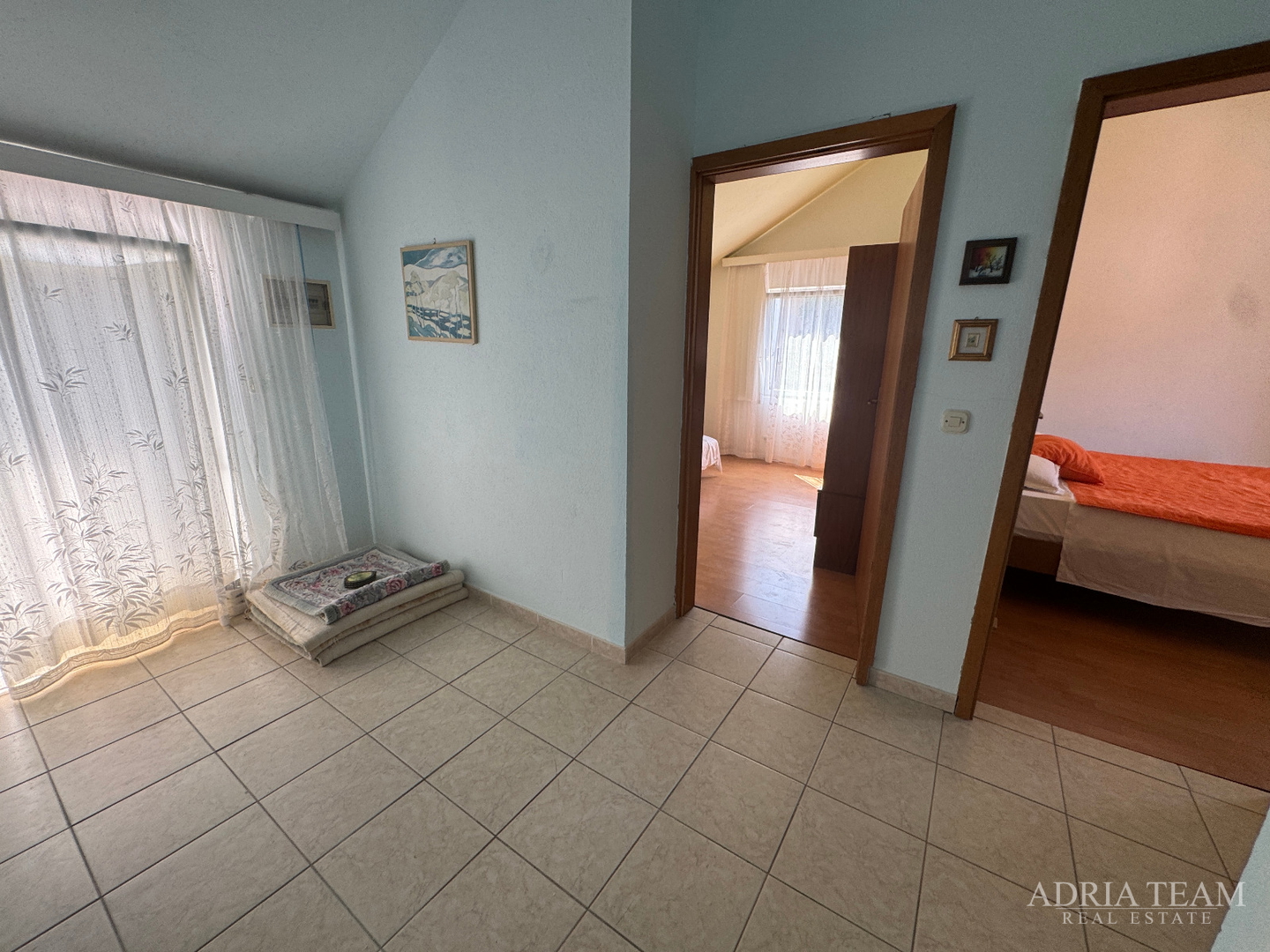 PRILIKA! KUĆA S POMOĆNIM OBJEKTOM (SPREMIŠTE + LJETNA KUHINJA) - STOMORSKA, ŠOLTA