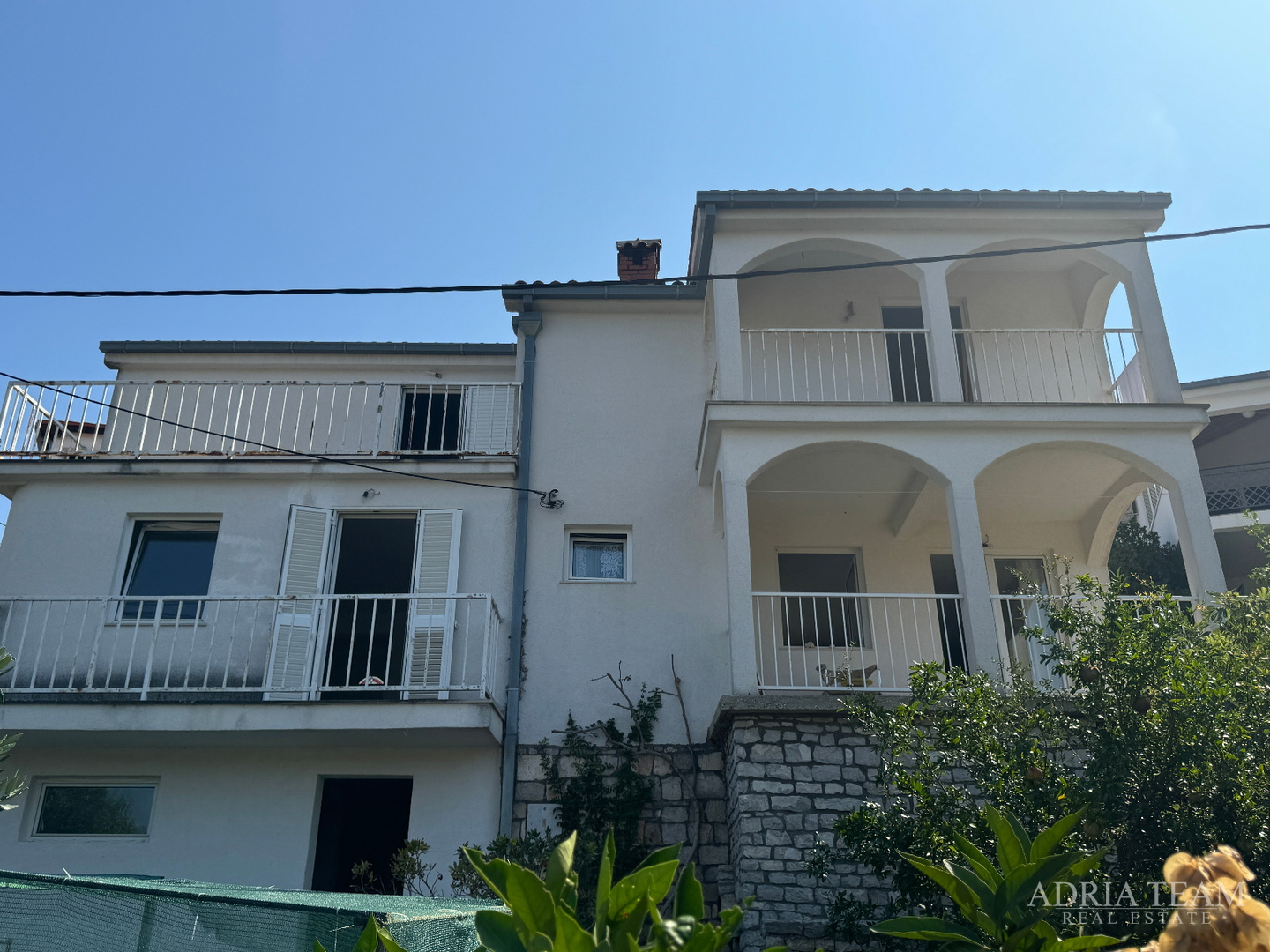 PRILIKA! KUĆA S POMOĆNIM OBJEKTOM (SPREMIŠTE + LJETNA KUHINJA) - STOMORSKA, ŠOLTA