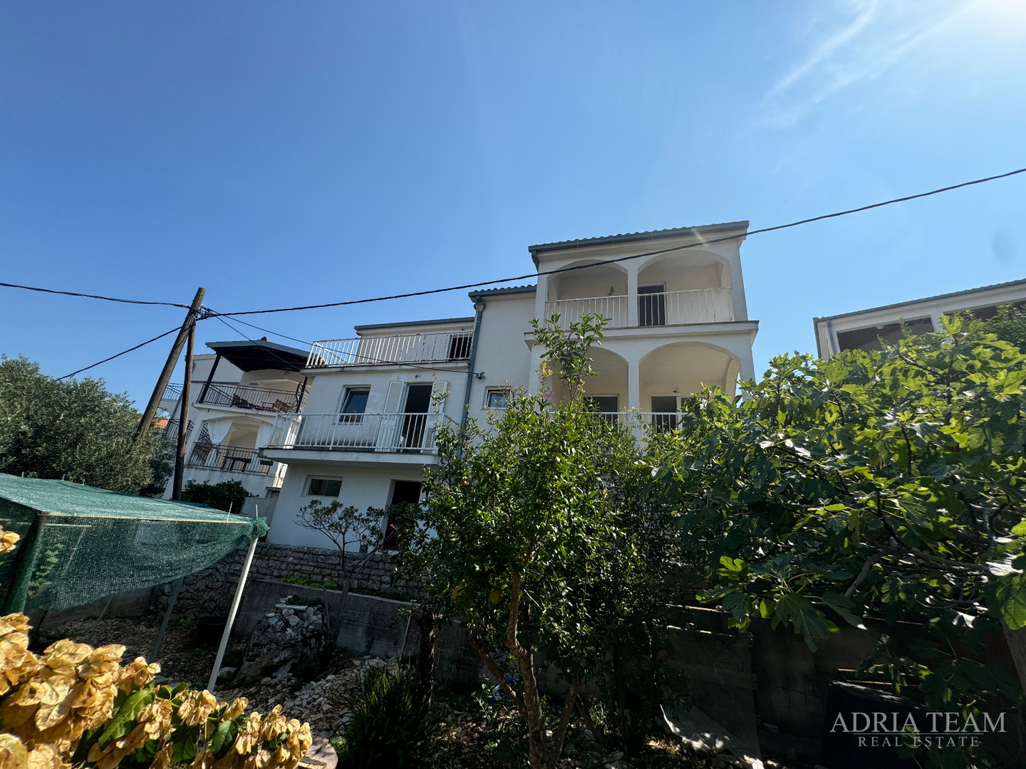 PRILIKA! KUĆA S POMOĆNIM OBJEKTOM (SPREMIŠTE + LJETNA KUHINJA) - STOMORSKA, ŠOLTA