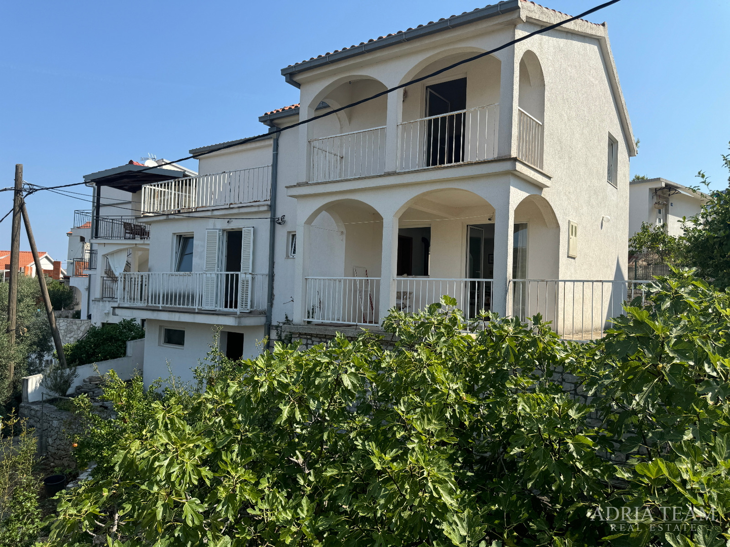 PRILIKA! KUĆA S POMOĆNIM OBJEKTOM (SPREMIŠTE + LJETNA KUHINJA) - STOMORSKA, ŠOLTA