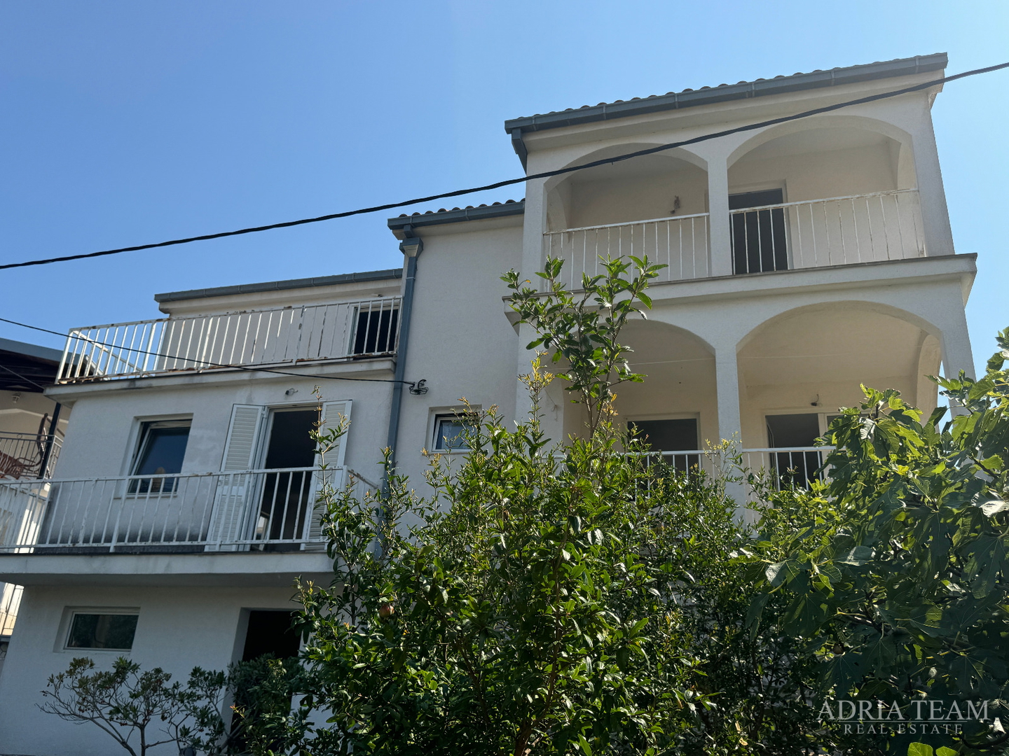 PRILIKA! KUĆA S POMOĆNIM OBJEKTOM (SPREMIŠTE + LJETNA KUHINJA) - STOMORSKA, ŠOLTA