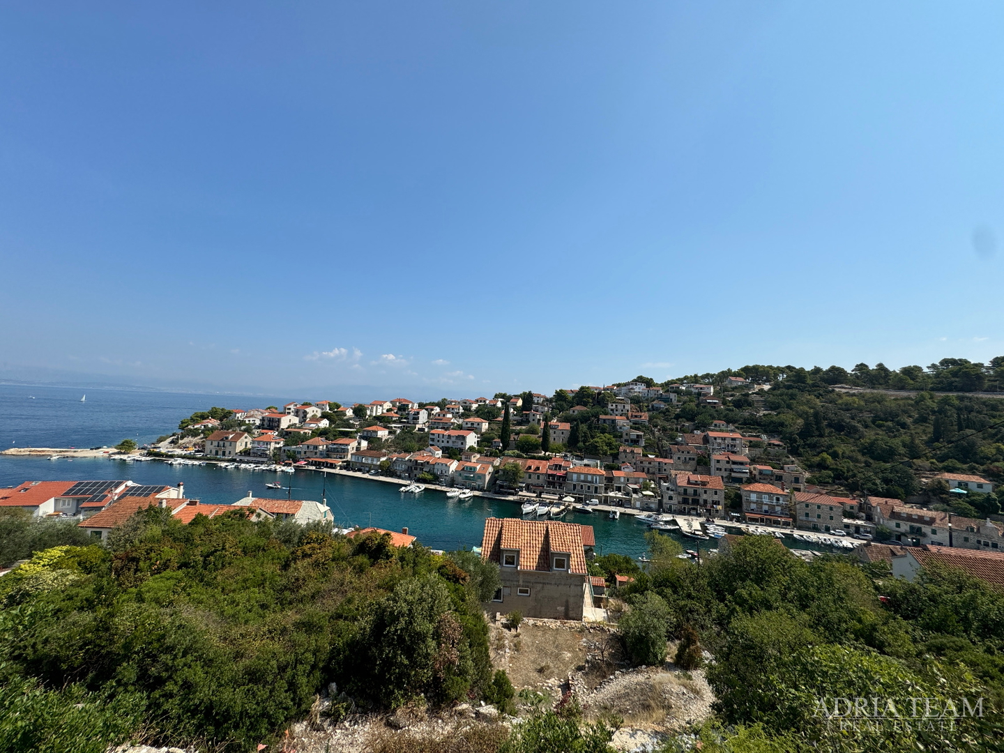 PRILIKA! KUĆA S POMOĆNIM OBJEKTOM (SPREMIŠTE + LJETNA KUHINJA) - STOMORSKA, ŠOLTA