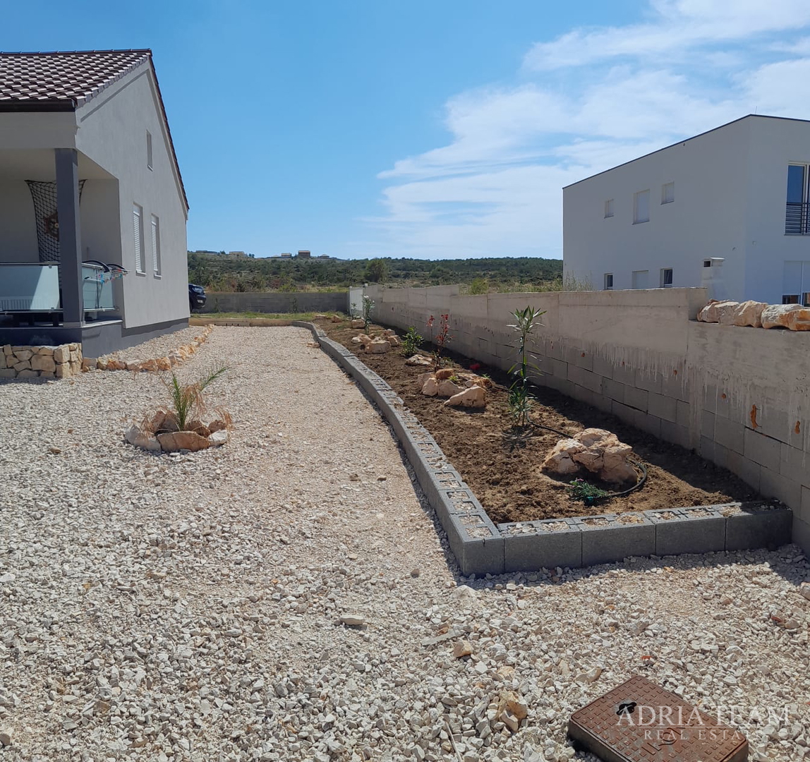 KUĆA U NOVOGRADNJI - RAŽANAC