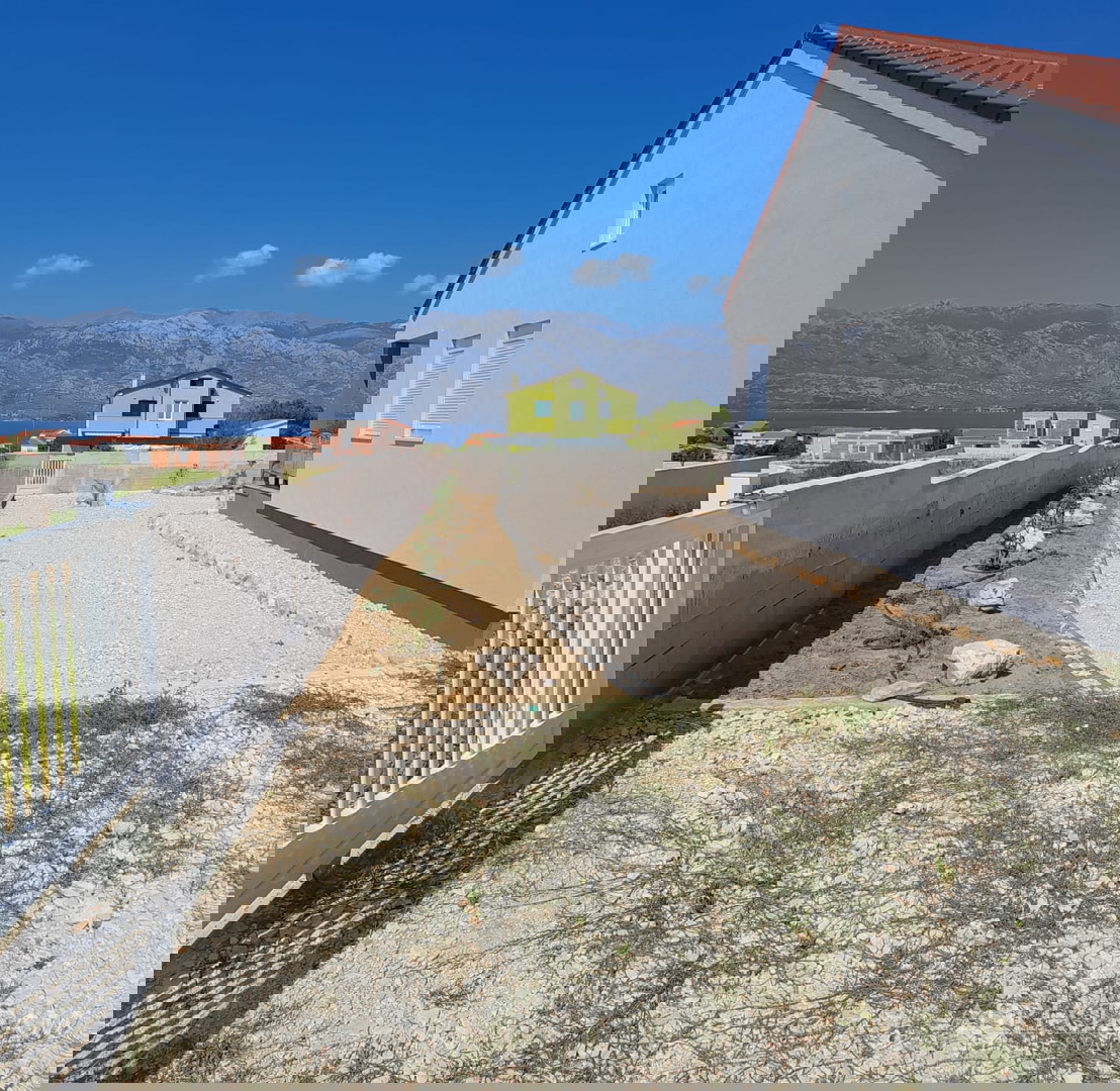 KUĆA U NOVOGRADNJI - RAŽANAC