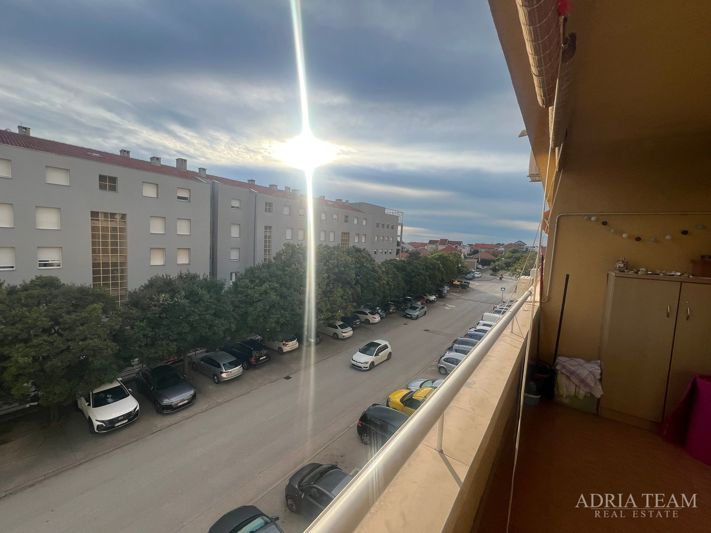 SVJETAO I OSUNČAN STAN NA 2. KATU, POGLED NA MORE, IZVRSNO ODRŽAVAN - BILI BRIG, ZADAR