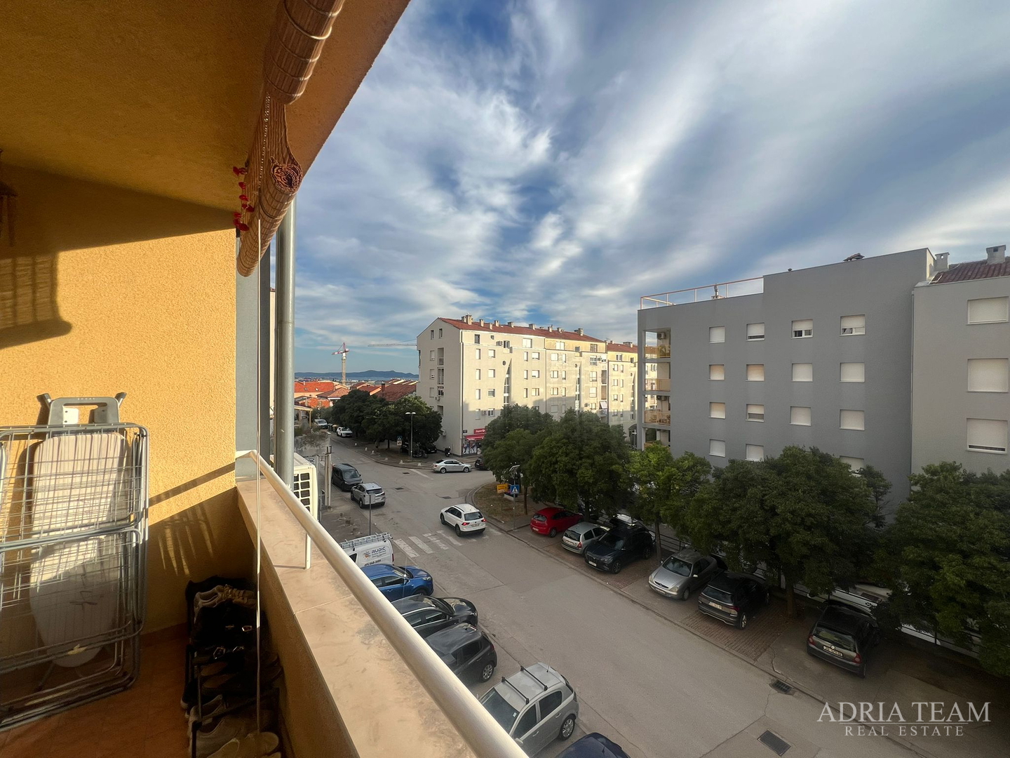 SVJETAO I OSUNČAN STAN NA 2. KATU, POGLED NA MORE, IZVRSNO ODRŽAVAN - BILI BRIG, ZADAR