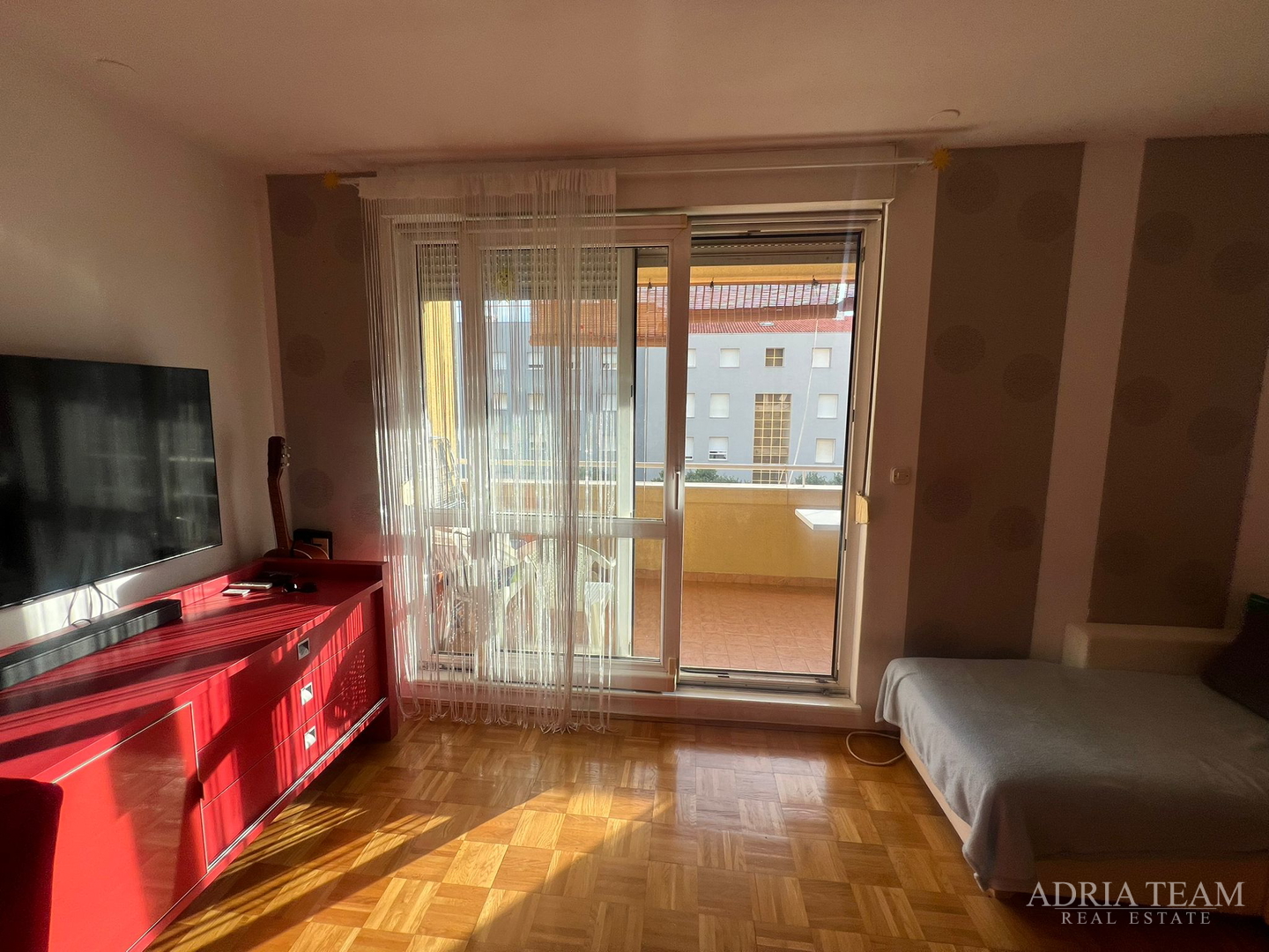 SVJETAO I OSUNČAN STAN NA 2. KATU, POGLED NA MORE, IZVRSNO ODRŽAVAN - BILI BRIG, ZADAR