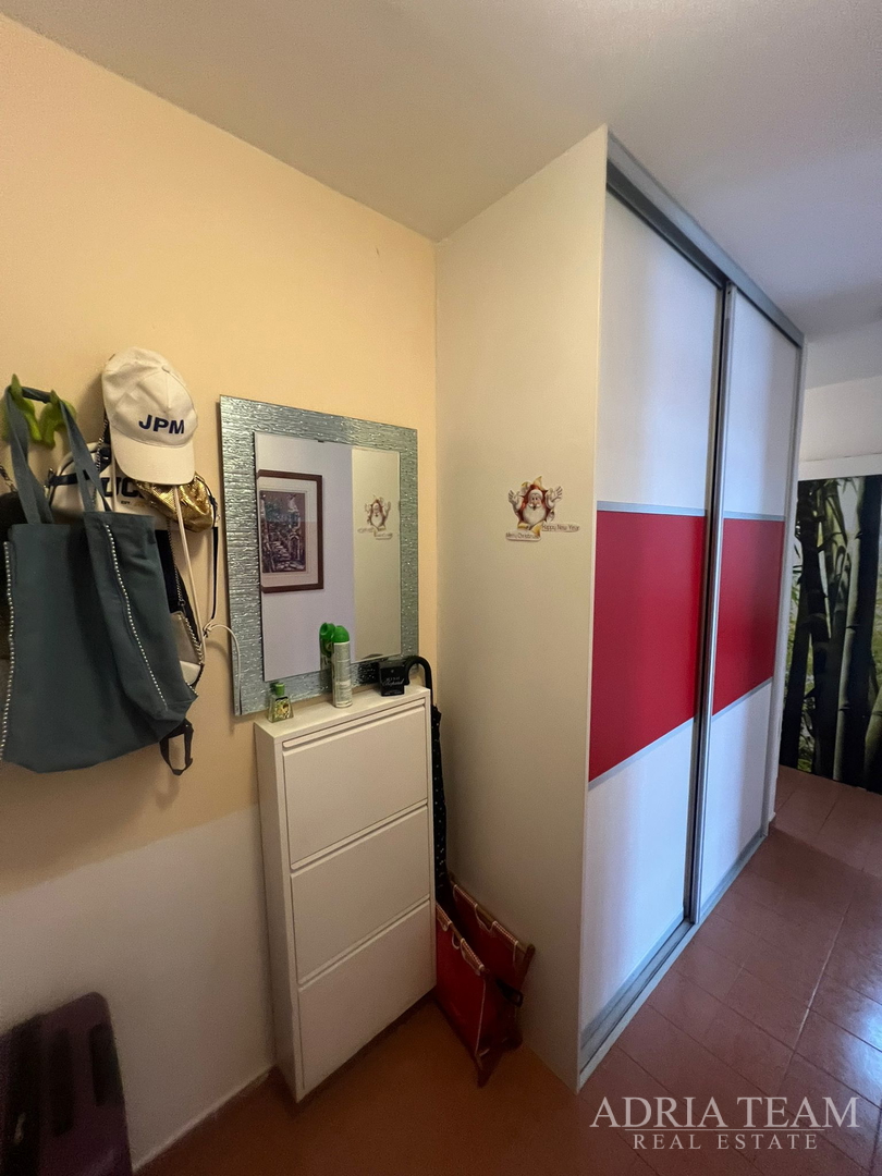 SVJETAO I OSUNČAN STAN NA 2. KATU, POGLED NA MORE, IZVRSNO ODRŽAVAN - BILI BRIG, ZADAR