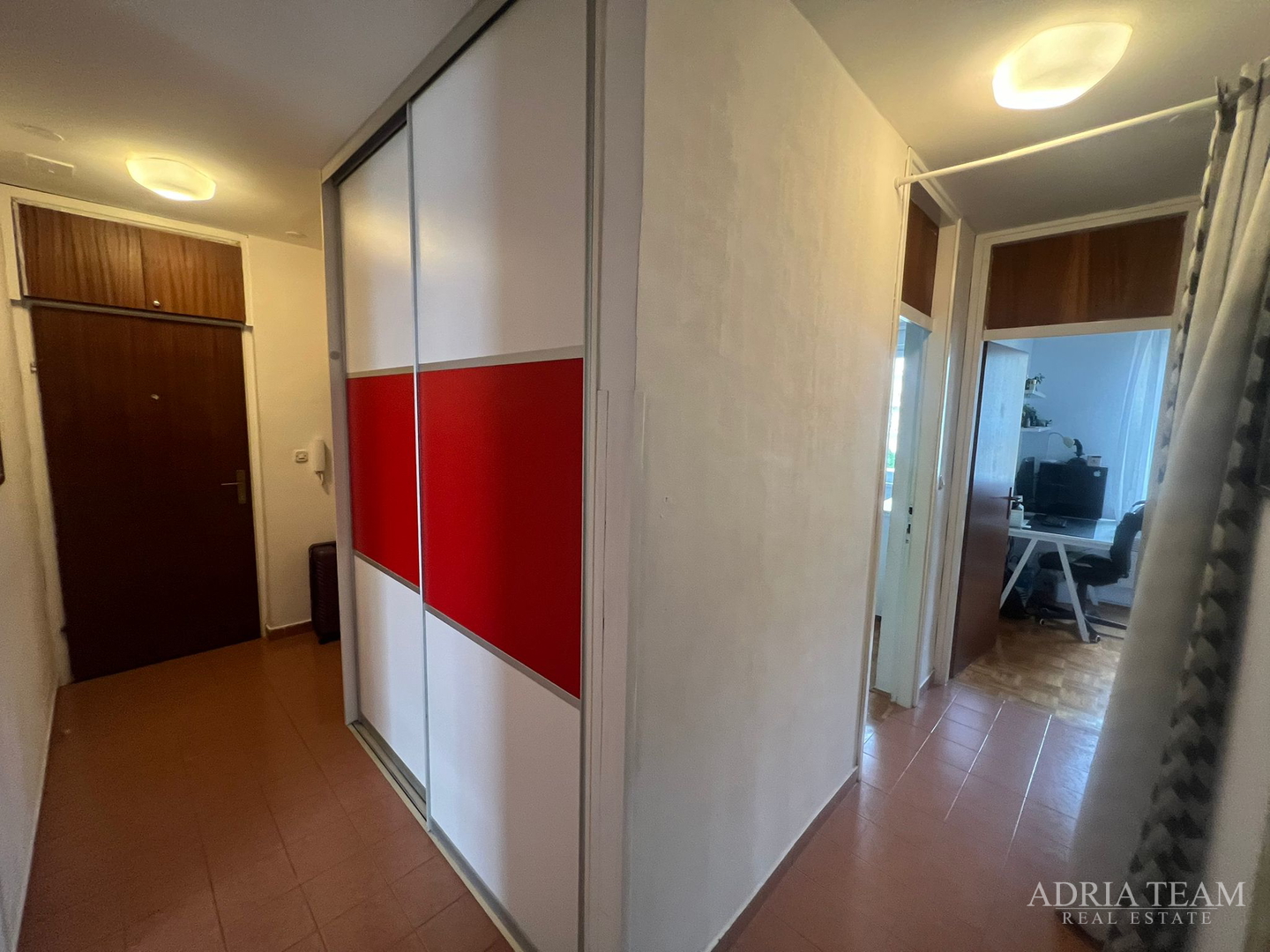 SVJETAO I OSUNČAN STAN NA 2. KATU, POGLED NA MORE, IZVRSNO ODRŽAVAN - BILI BRIG, ZADAR