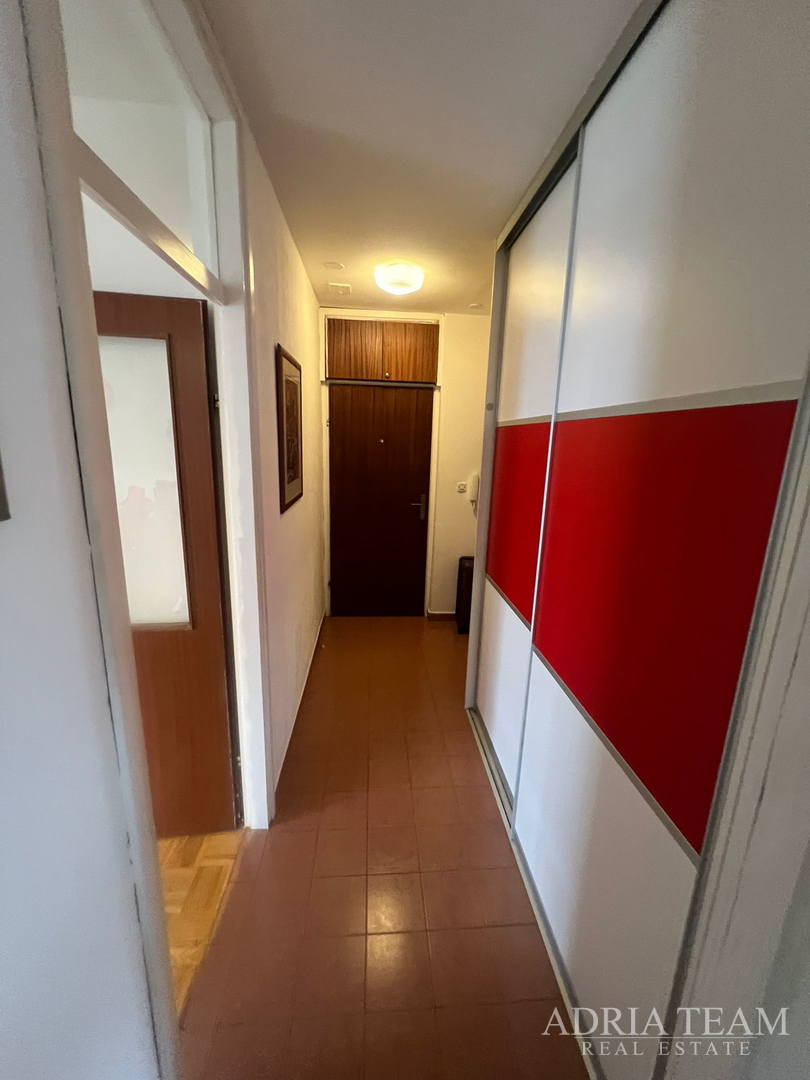 SVJETAO I OSUNČAN STAN NA 2. KATU, POGLED NA MORE, IZVRSNO ODRŽAVAN - BILI BRIG, ZADAR