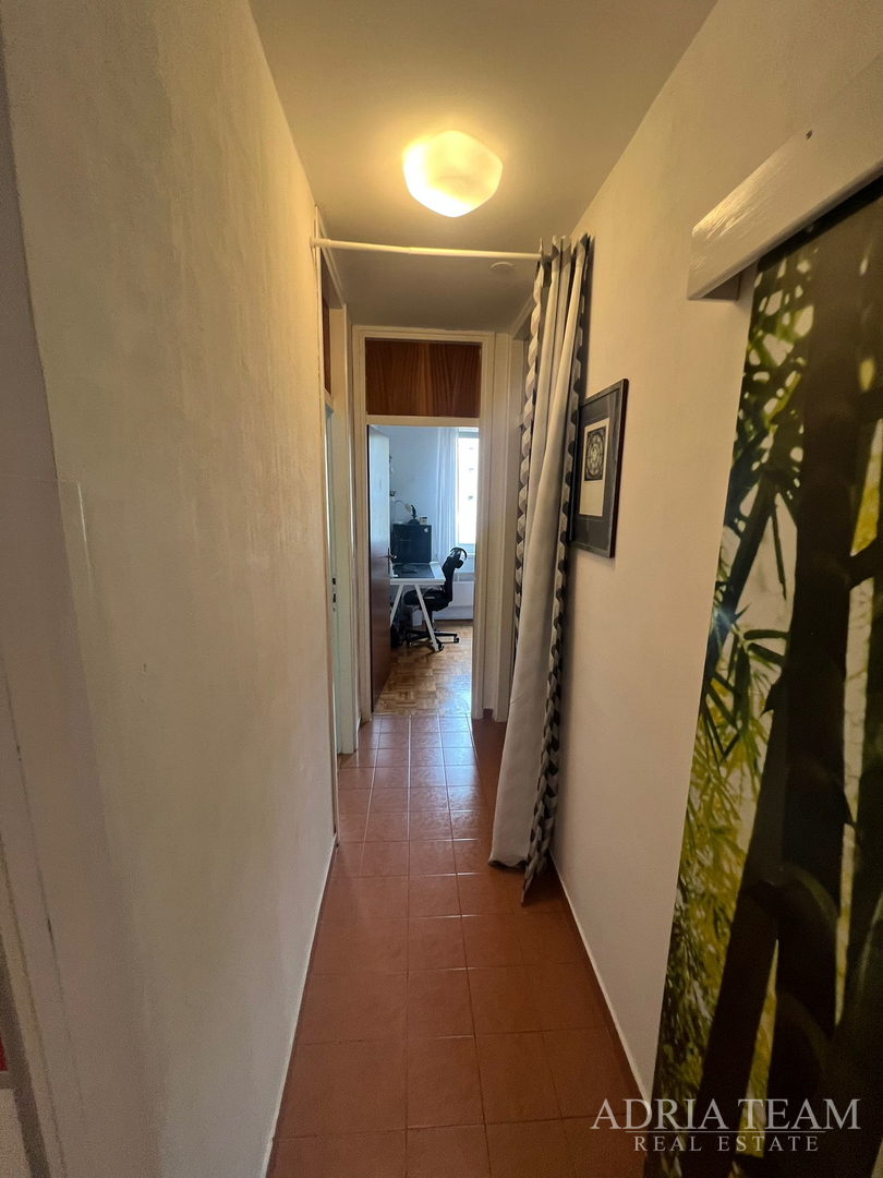 SVJETAO I OSUNČAN STAN NA 2. KATU, POGLED NA MORE, IZVRSNO ODRŽAVAN - BILI BRIG, ZADAR