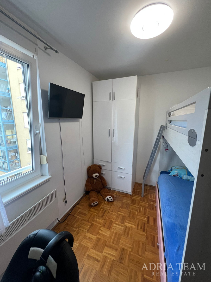 SVJETAO I OSUNČAN STAN NA 2. KATU, POGLED NA MORE, IZVRSNO ODRŽAVAN - BILI BRIG, ZADAR