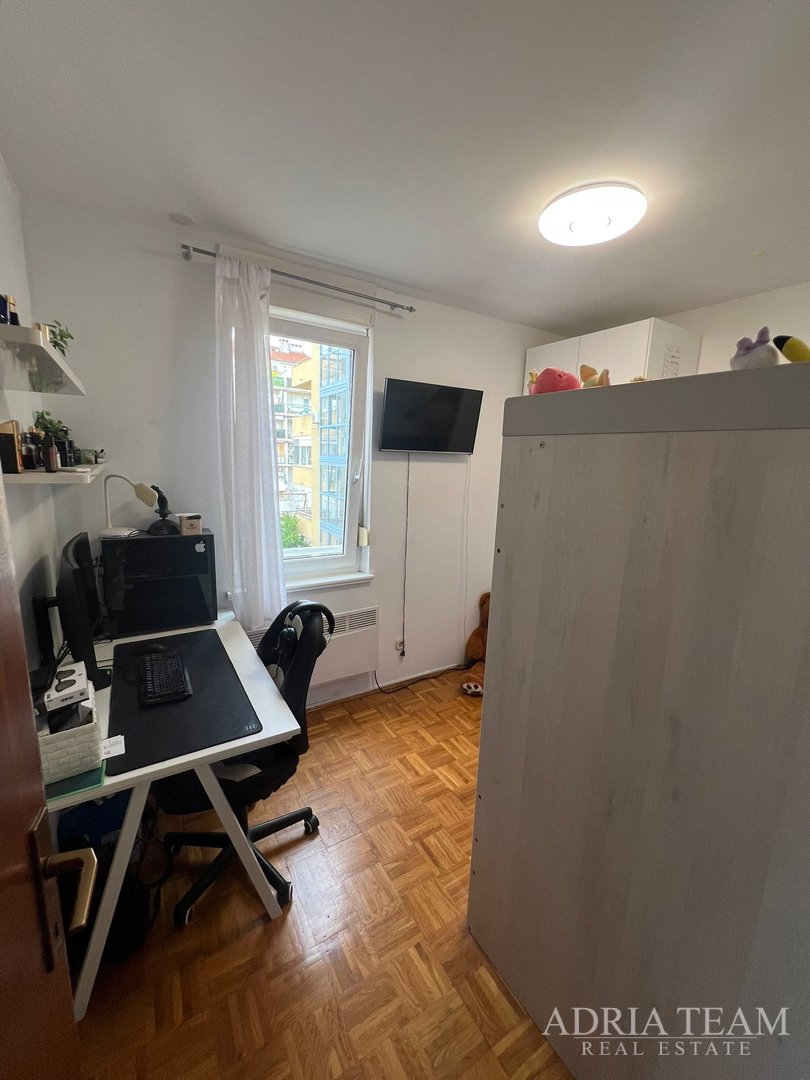 SVJETAO I OSUNČAN STAN NA 2. KATU, POGLED NA MORE, IZVRSNO ODRŽAVAN - BILI BRIG, ZADAR