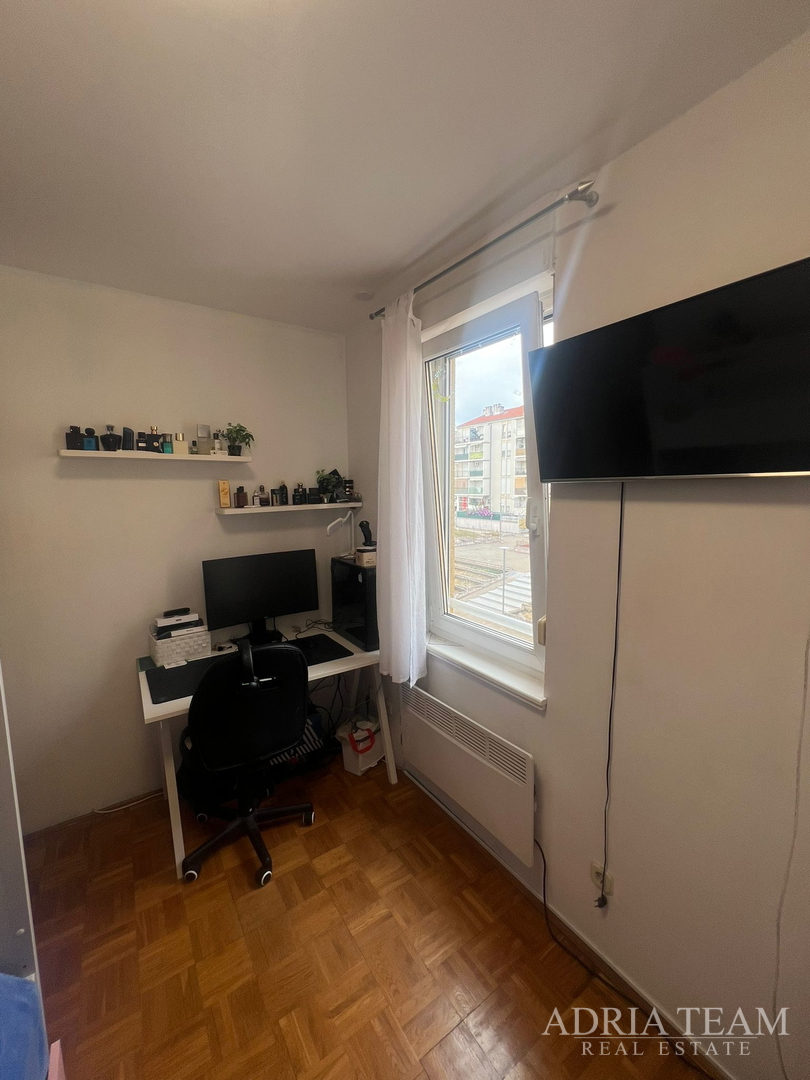 SVJETAO I OSUNČAN STAN NA 2. KATU, POGLED NA MORE, IZVRSNO ODRŽAVAN - BILI BRIG, ZADAR