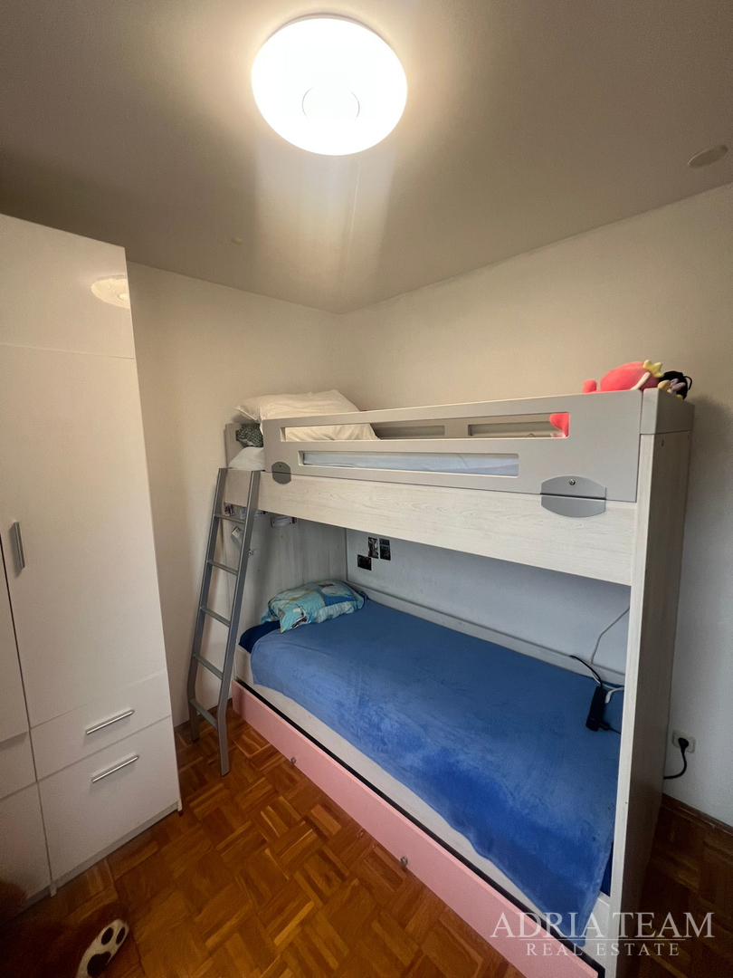 SVJETAO I OSUNČAN STAN NA 2. KATU, POGLED NA MORE, IZVRSNO ODRŽAVAN - BILI BRIG, ZADAR