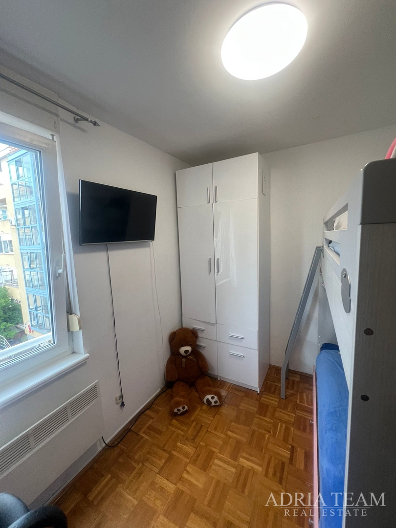 SVJETAO I OSUNČAN STAN NA 2. KATU, POGLED NA MORE, IZVRSNO ODRŽAVAN - BILI BRIG, ZADAR