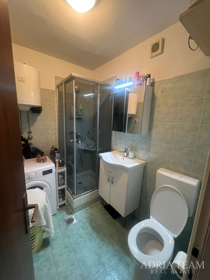 SVJETAO I OSUNČAN STAN NA 2. KATU, POGLED NA MORE, IZVRSNO ODRŽAVAN - BILI BRIG, ZADAR