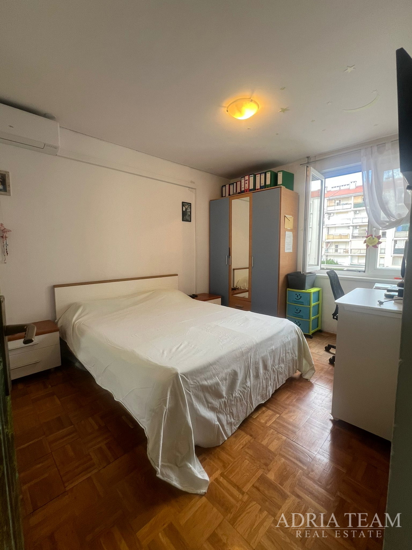 SVJETAO I OSUNČAN STAN NA 2. KATU, POGLED NA MORE, IZVRSNO ODRŽAVAN - BILI BRIG, ZADAR