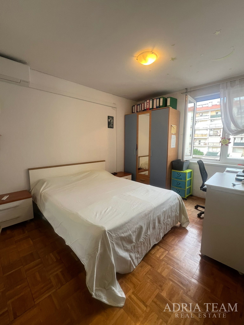 SVJETAO I OSUNČAN STAN NA 2. KATU, POGLED NA MORE, IZVRSNO ODRŽAVAN - BILI BRIG, ZADAR