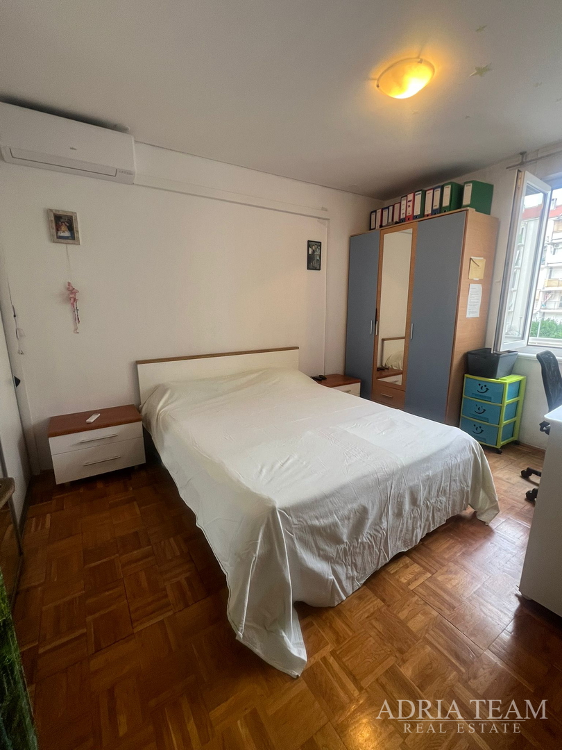 SVJETAO I OSUNČAN STAN NA 2. KATU, POGLED NA MORE, IZVRSNO ODRŽAVAN - BILI BRIG, ZADAR