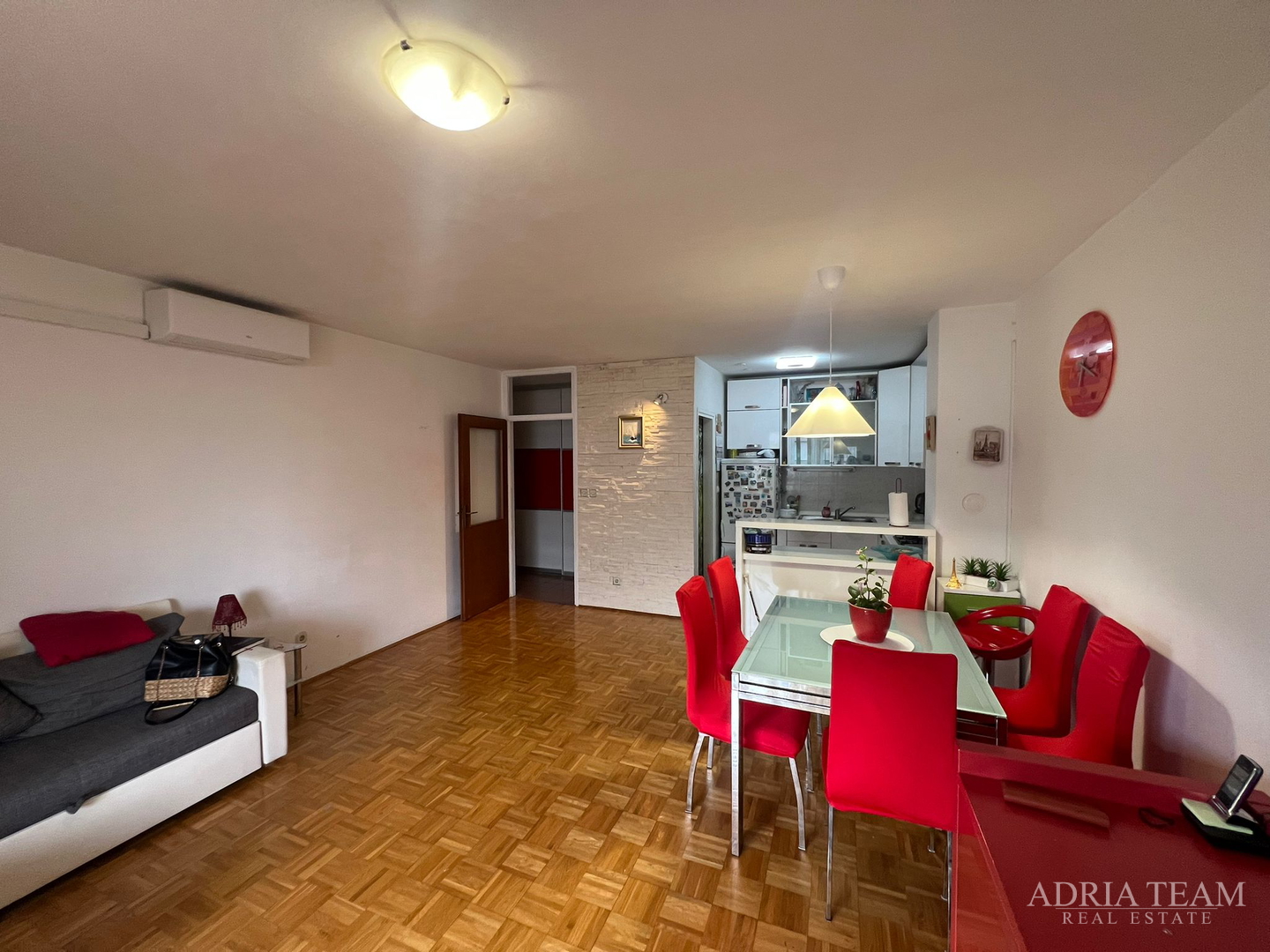 SVJETAO I OSUNČAN STAN NA 2. KATU, POGLED NA MORE, IZVRSNO ODRŽAVAN - BILI BRIG, ZADAR