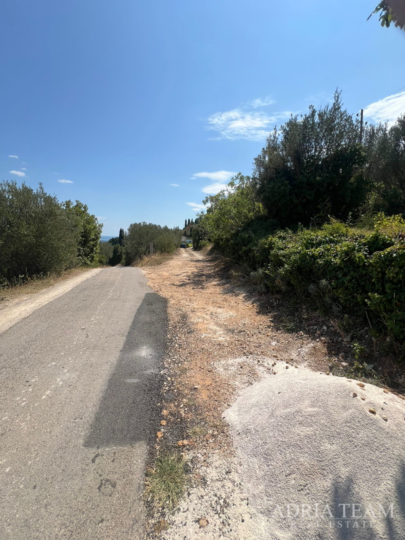 GRAĐEVINSKO ZEMLJIŠTE S IDEJNIM PROJEKTOM ZA VILU S BAZENOM, POGLED NA MORE - PREKO, UGLJAN