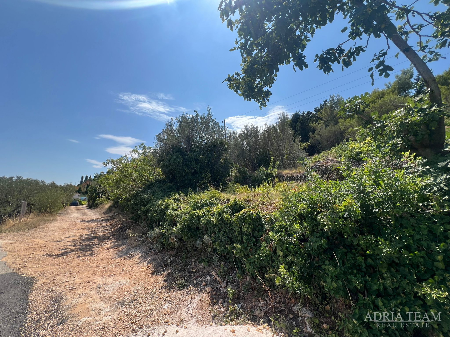 GRAĐEVINSKO ZEMLJIŠTE S IDEJNIM PROJEKTOM ZA VILU S BAZENOM, POGLED NA MORE - PREKO, UGLJAN