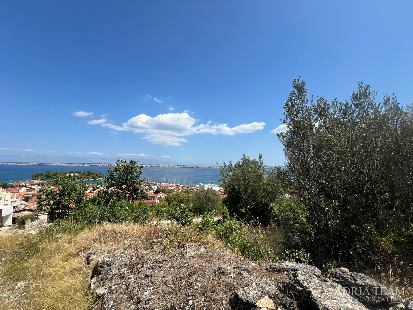 GRAĐEVINSKO ZEMLJIŠTE S IDEJNIM PROJEKTOM ZA VILU S BAZENOM, POGLED NA MORE - PREKO, UGLJAN
