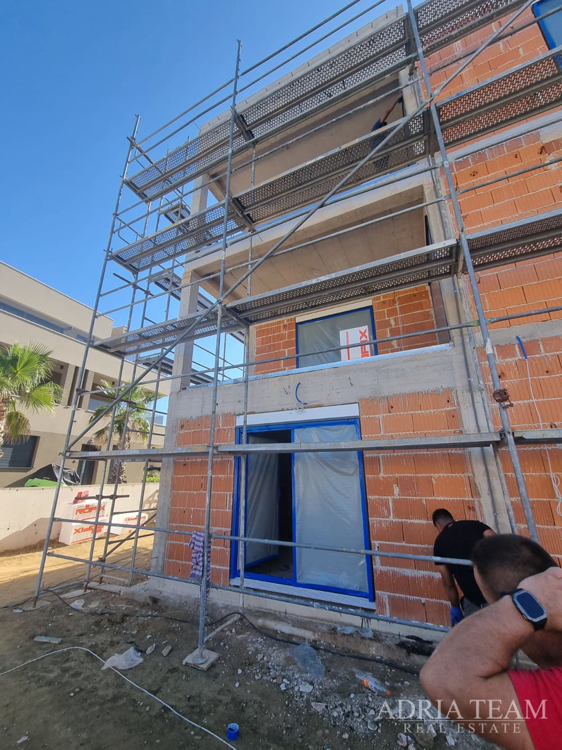 LJETNA AKCIJA! PENTHOUSE S KROVNOM TERASOM I POGLEDOM NA MORE, 400 m OD MORA, SABUNIKE - ZADAR