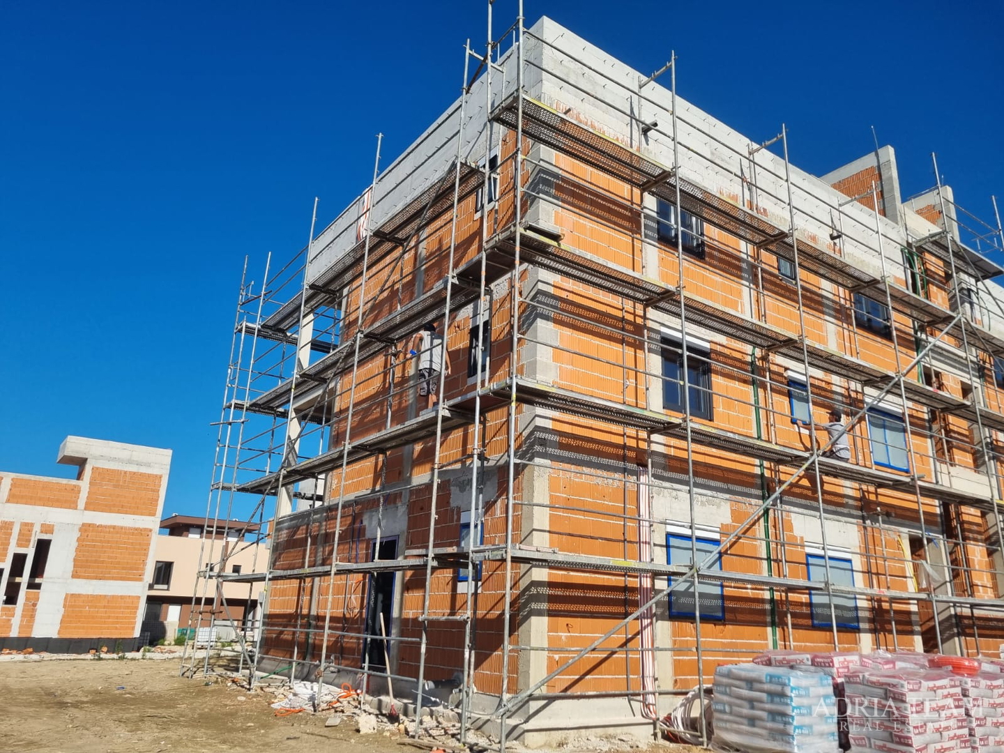 LJETNA AKCIJA! PENTHOUSE S KROVNOM TERASOM I POGLEDOM NA MORE, 400 m OD MORA, SABUNIKE - ZADAR