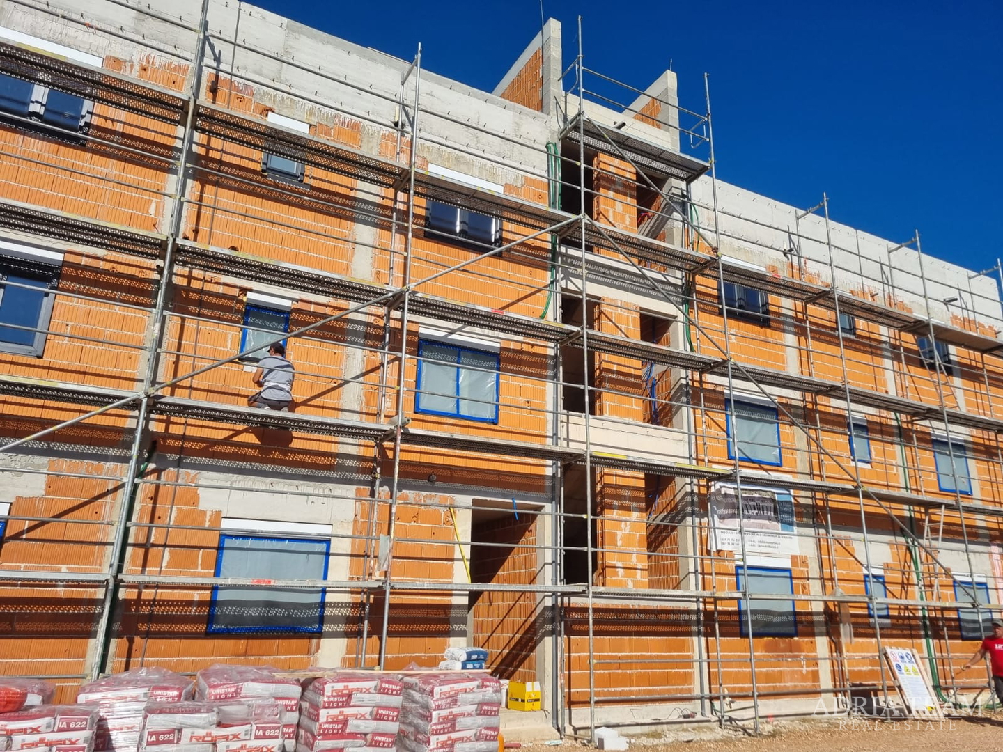 LJETNA AKCIJA! PENTHOUSE S KROVNOM TERASOM I POGLEDOM NA MORE, 400 m OD MORA, SABUNIKE - ZADAR