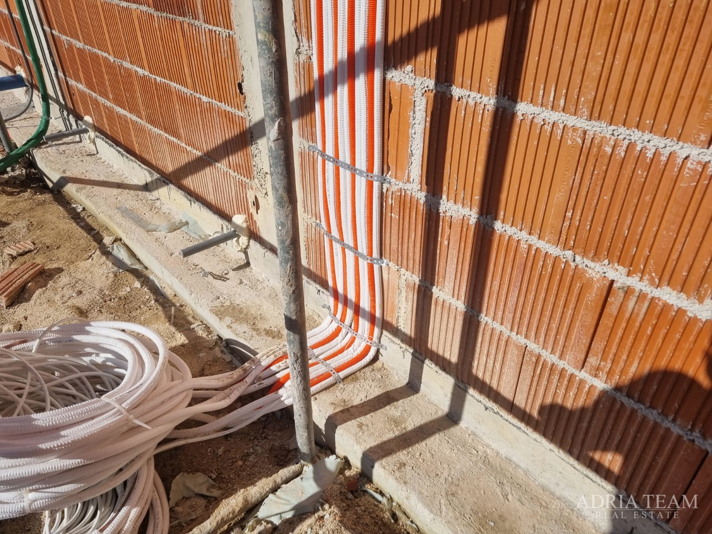 LJETNA AKCIJA! PENTHOUSE S KROVNOM TERASOM I POGLEDOM NA MORE, 400 m OD MORA, SABUNIKE - ZADAR