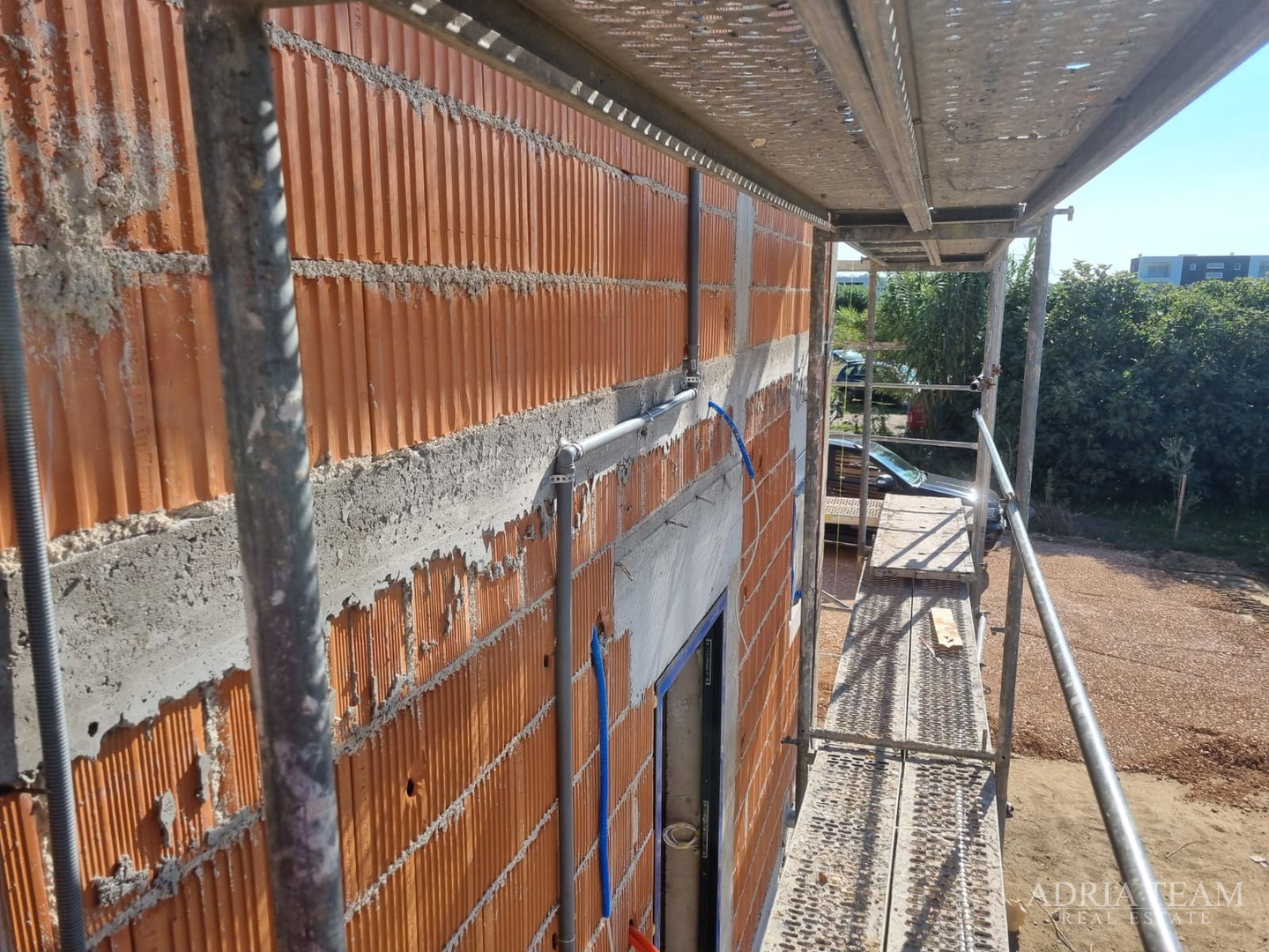 LJETNA AKCIJA! PENTHOUSE S KROVNOM TERASOM I POGLEDOM NA MORE, 400 m OD MORA, SABUNIKE - ZADAR