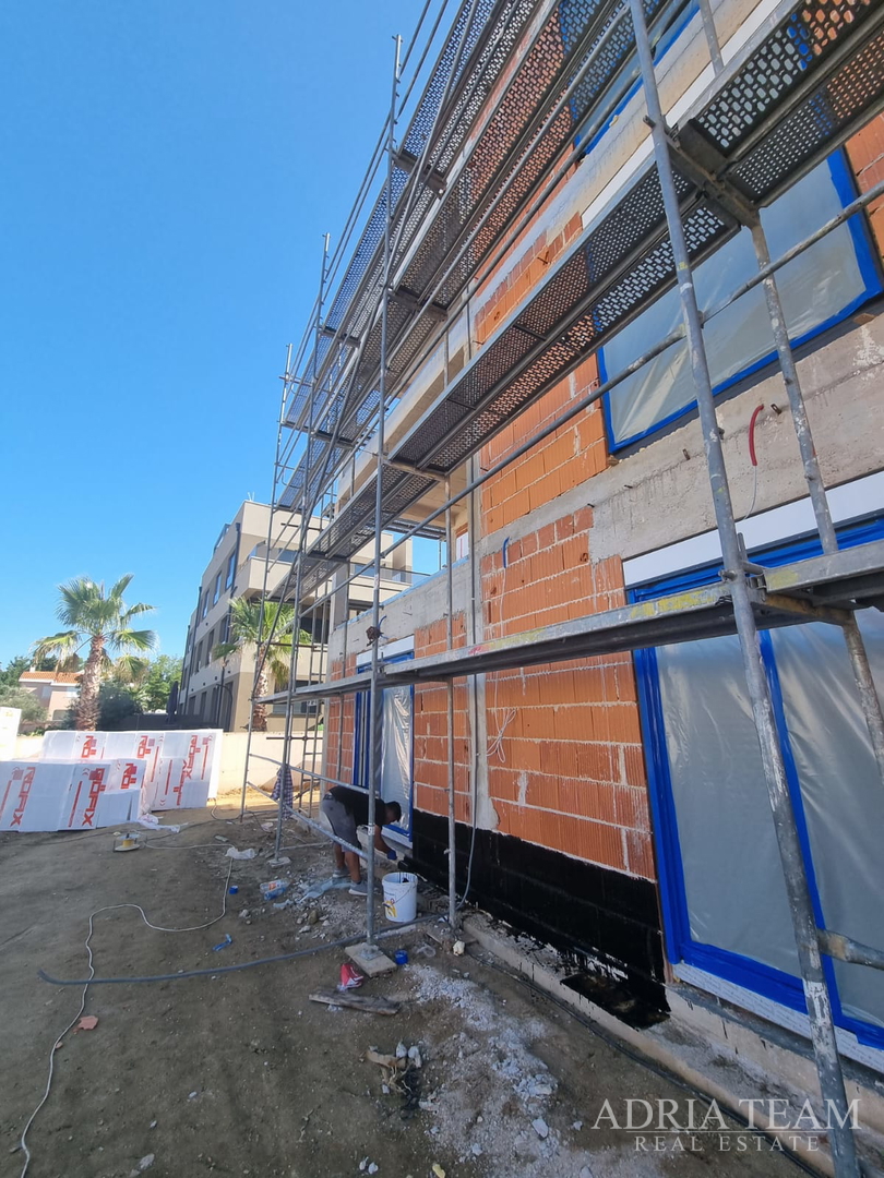 LJETNA AKCIJA! PENTHOUSE S KROVNOM TERASOM I POGLEDOM NA MORE, 400 m OD MORA, SABUNIKE - ZADAR