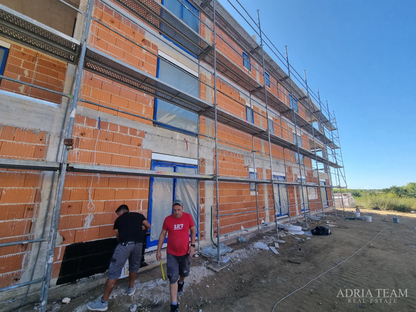 LJETNA AKCIJA! PENTHOUSE S KROVNOM TERASOM I POGLEDOM NA MORE, 400 m OD MORA, SABUNIKE - ZADAR