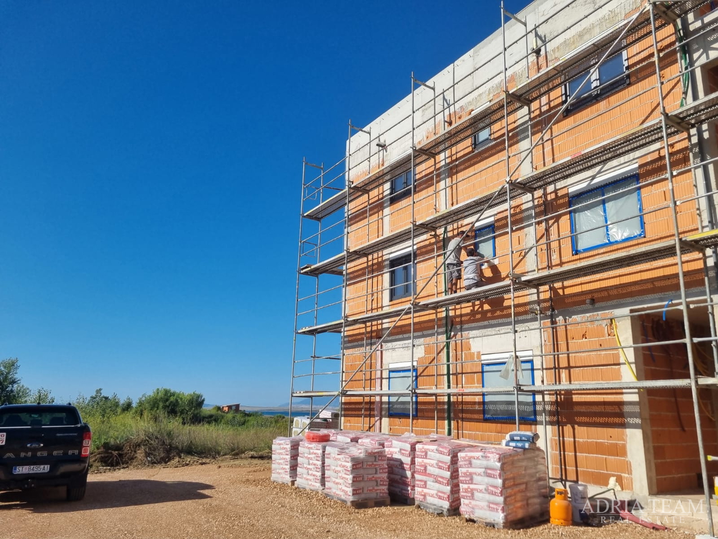 LJETNA AKCIJA! PENTHOUSE S KROVNOM TERASOM I POGLEDOM NA MORE, 400 m OD MORA, SABUNIKE - ZADAR