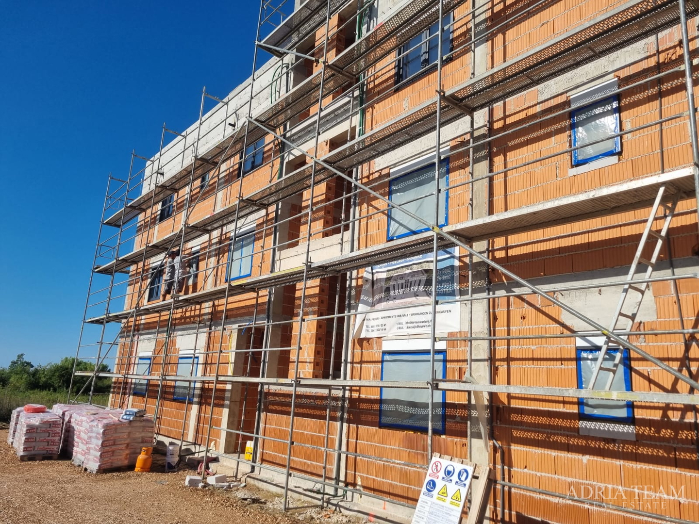 LJETNA AKCIJA! PENTHOUSE S KROVNOM TERASOM I POGLEDOM NA MORE, 400 m OD MORA, SABUNIKE - ZADAR