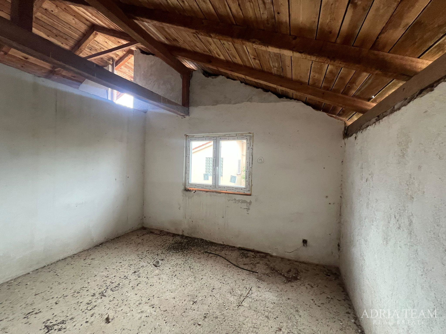 KUĆA ZA UREĐENJE S GRAĐEVINSKOM DOZVOLOM, BLIZINA PRIRODE - POLAČA