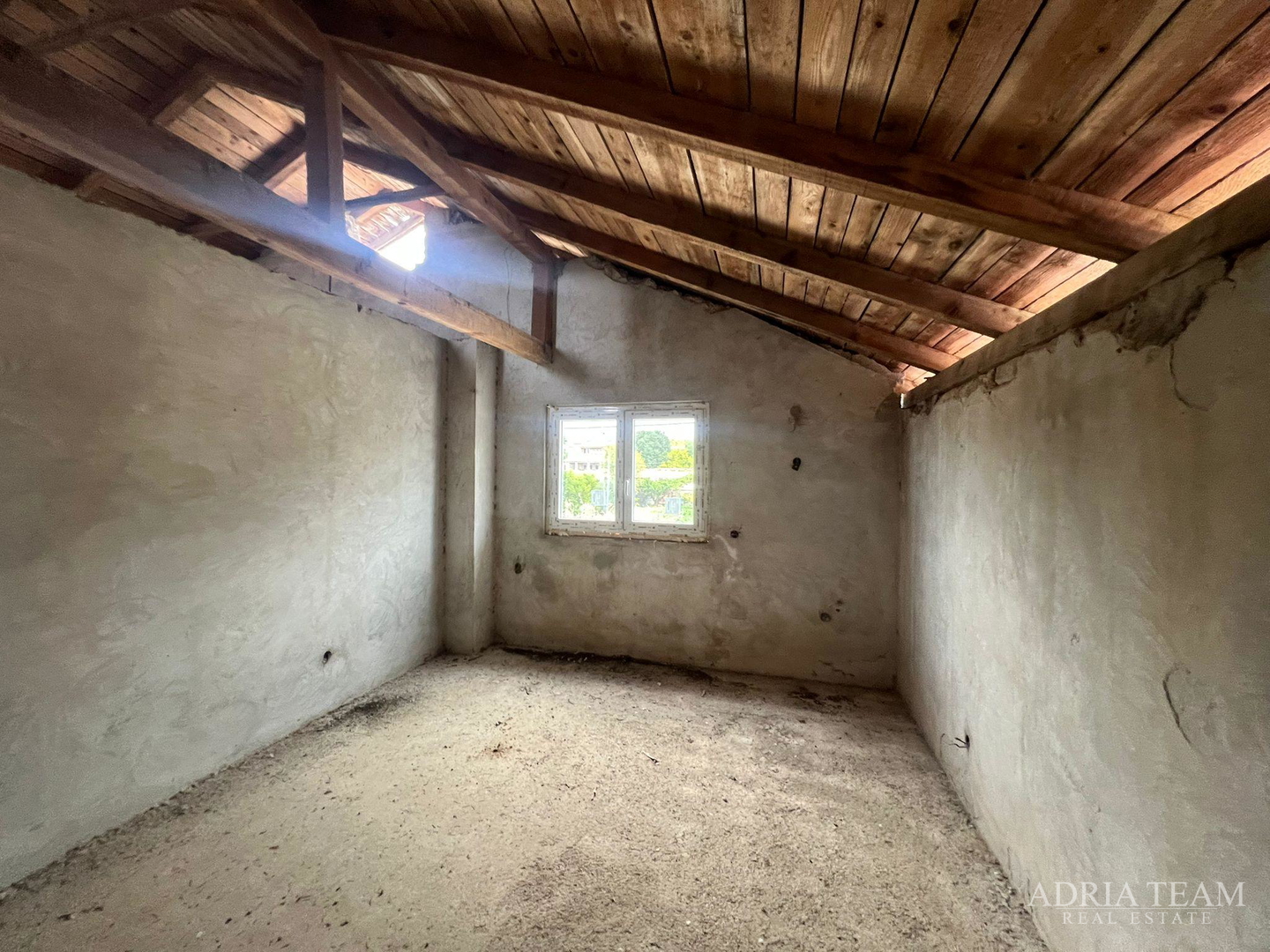 KUĆA ZA UREĐENJE S GRAĐEVINSKOM DOZVOLOM, BLIZINA PRIRODE - POLAČA