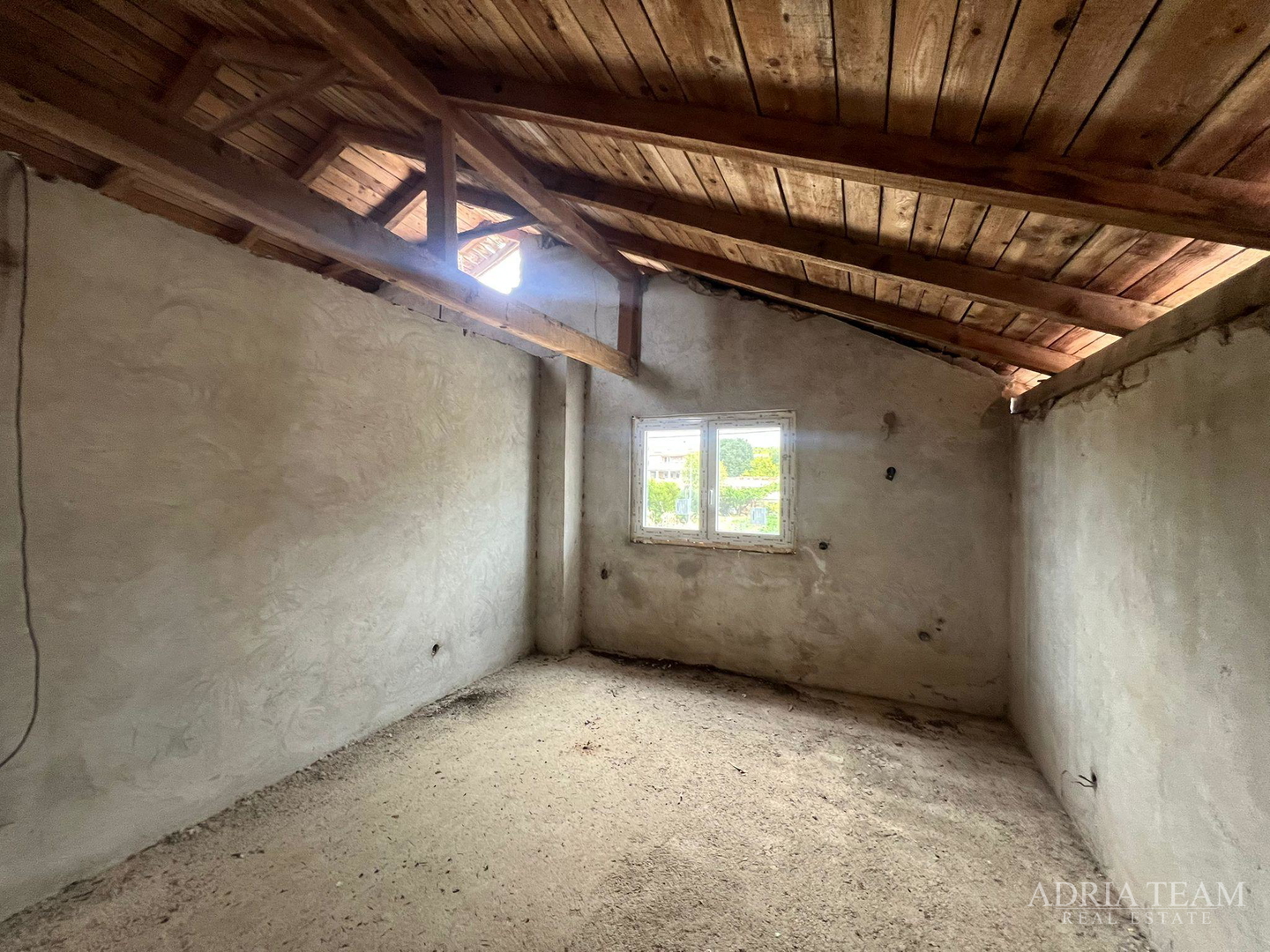 KUĆA ZA UREĐENJE S GRAĐEVINSKOM DOZVOLOM, BLIZINA PRIRODE - POLAČA